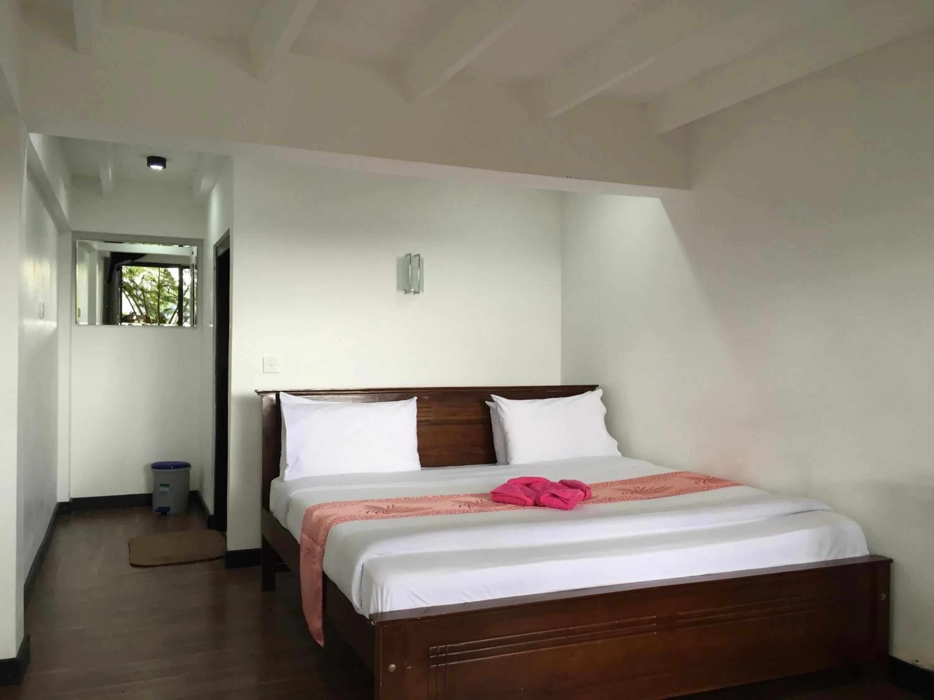 Day, Bed in Sherwood Cottage