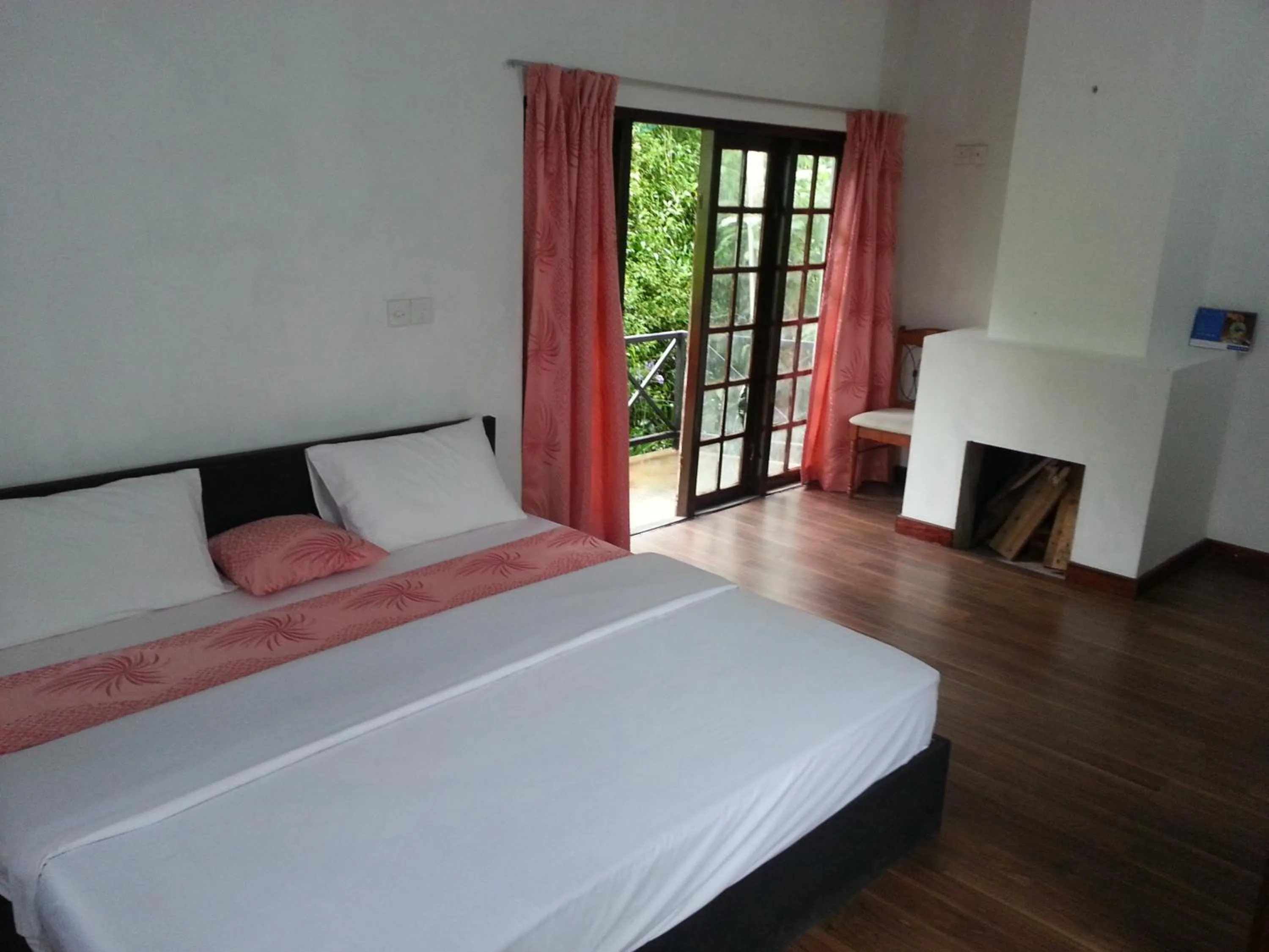 Day, Bed in Sherwood Cottage