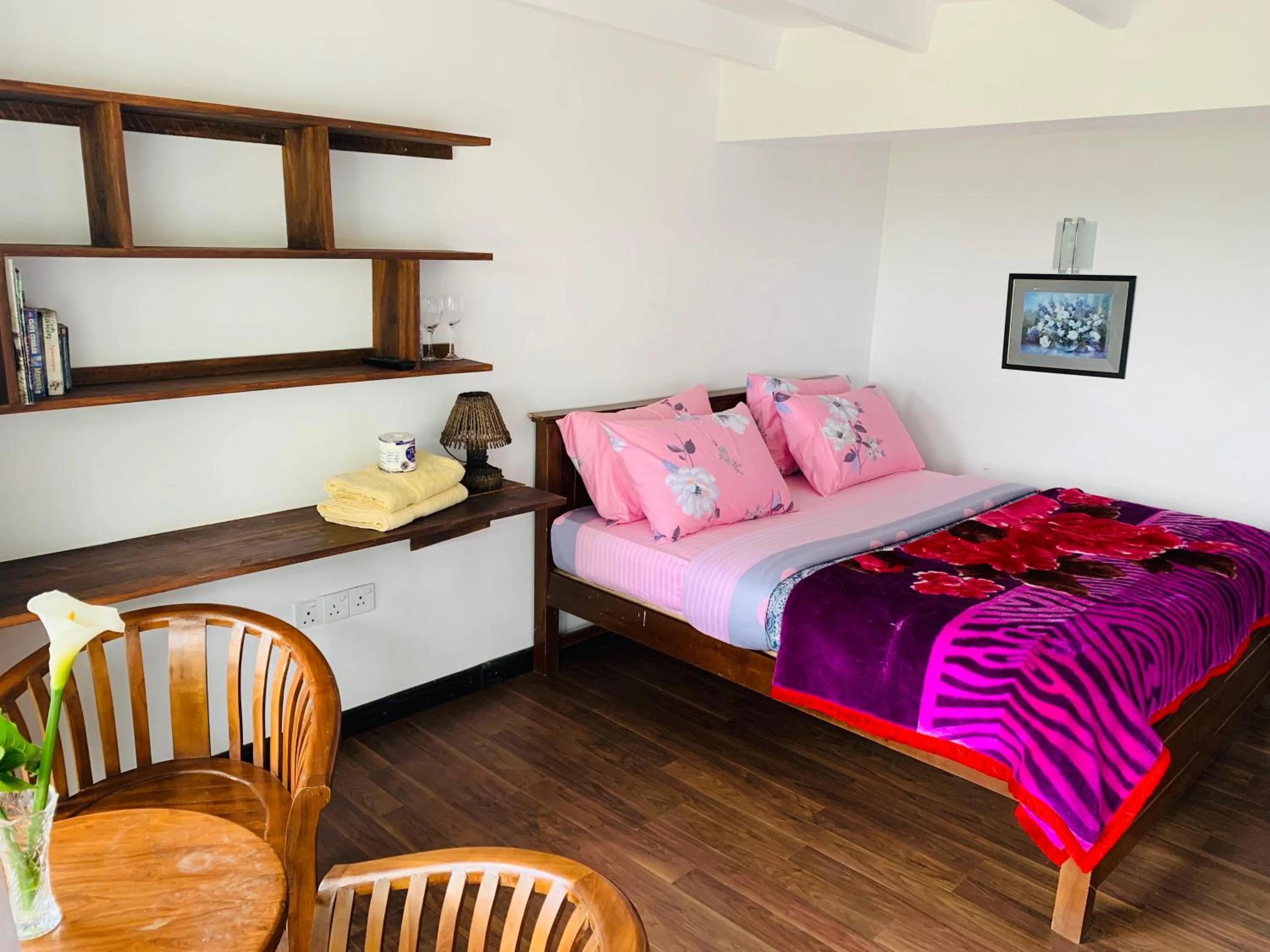 Photo of the whole room, Bed in Sherwood Cottage
