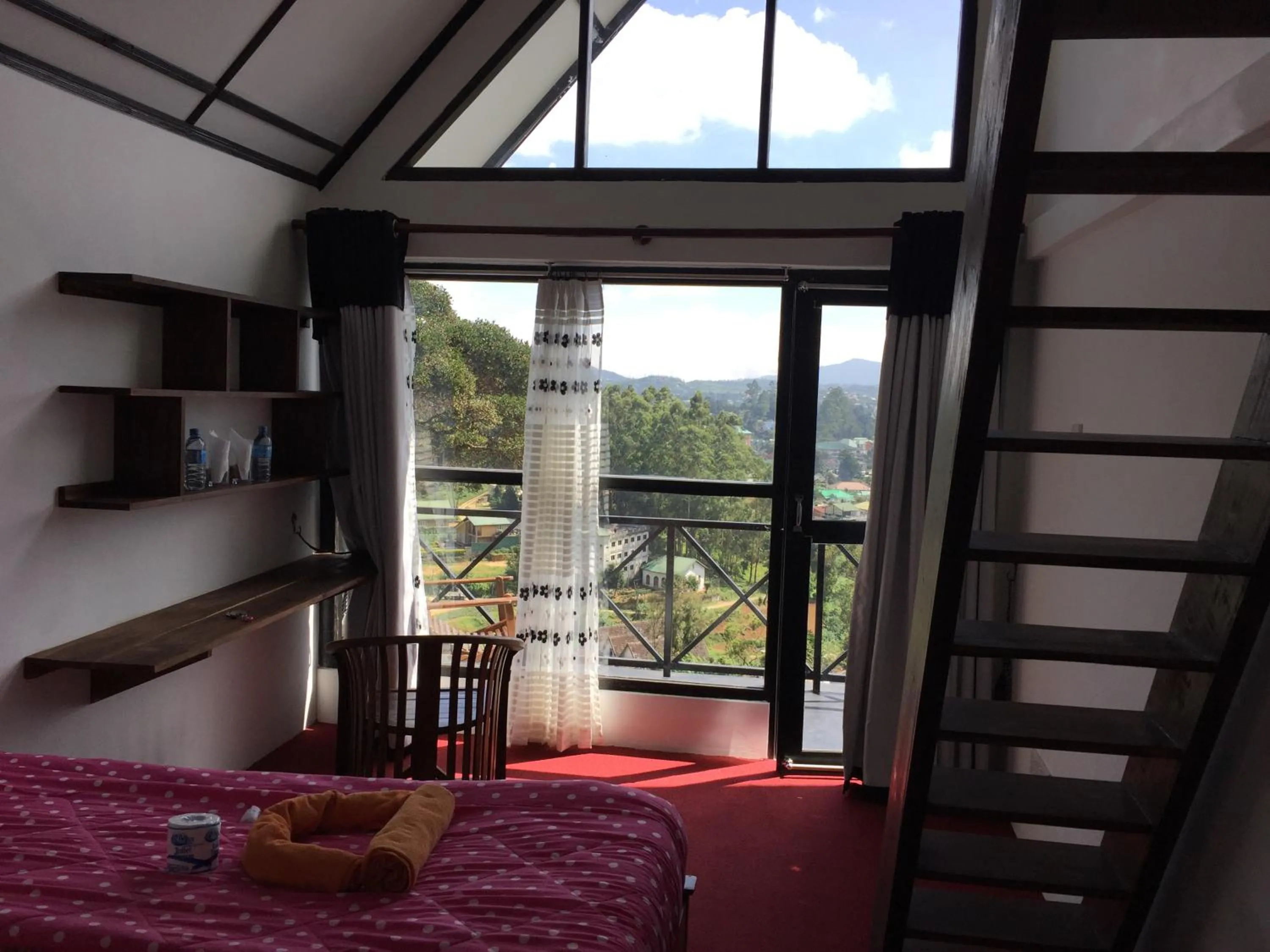 Family Suite with Balcony and Mountain View in Sherwood Cottage