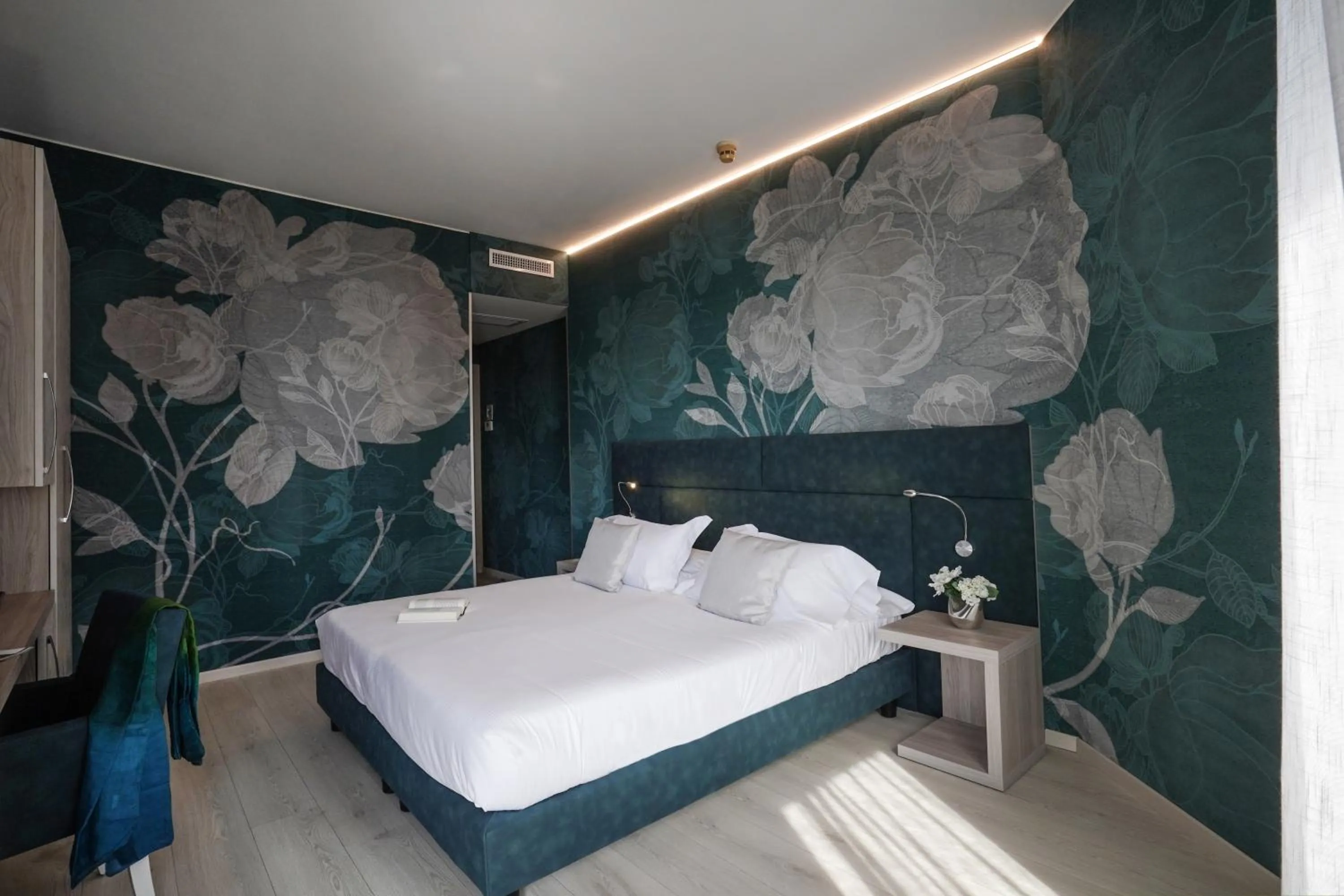 Photo of the whole room, Bed in Sole Mare