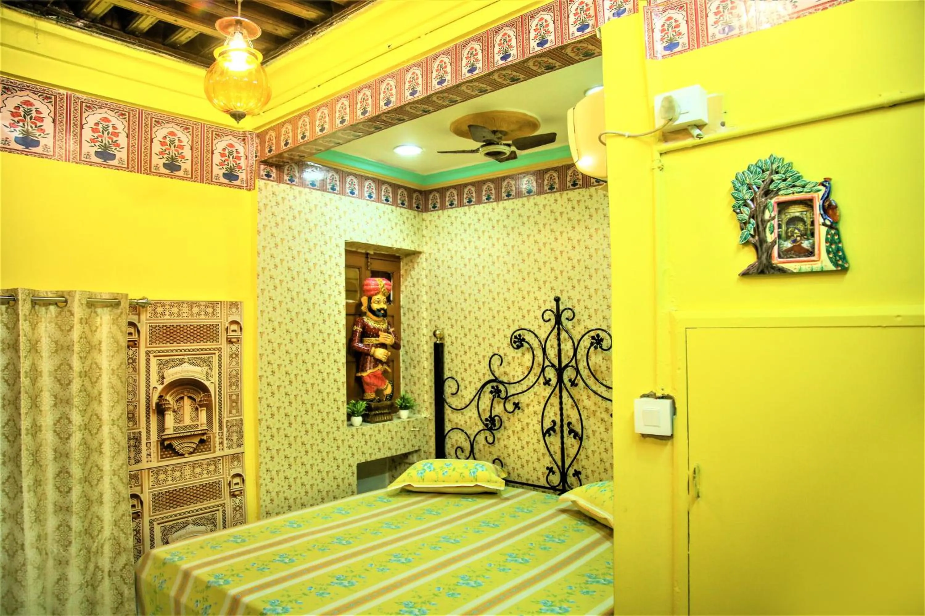 Bed in SAJI SANWRI Heritage Inn Haveli