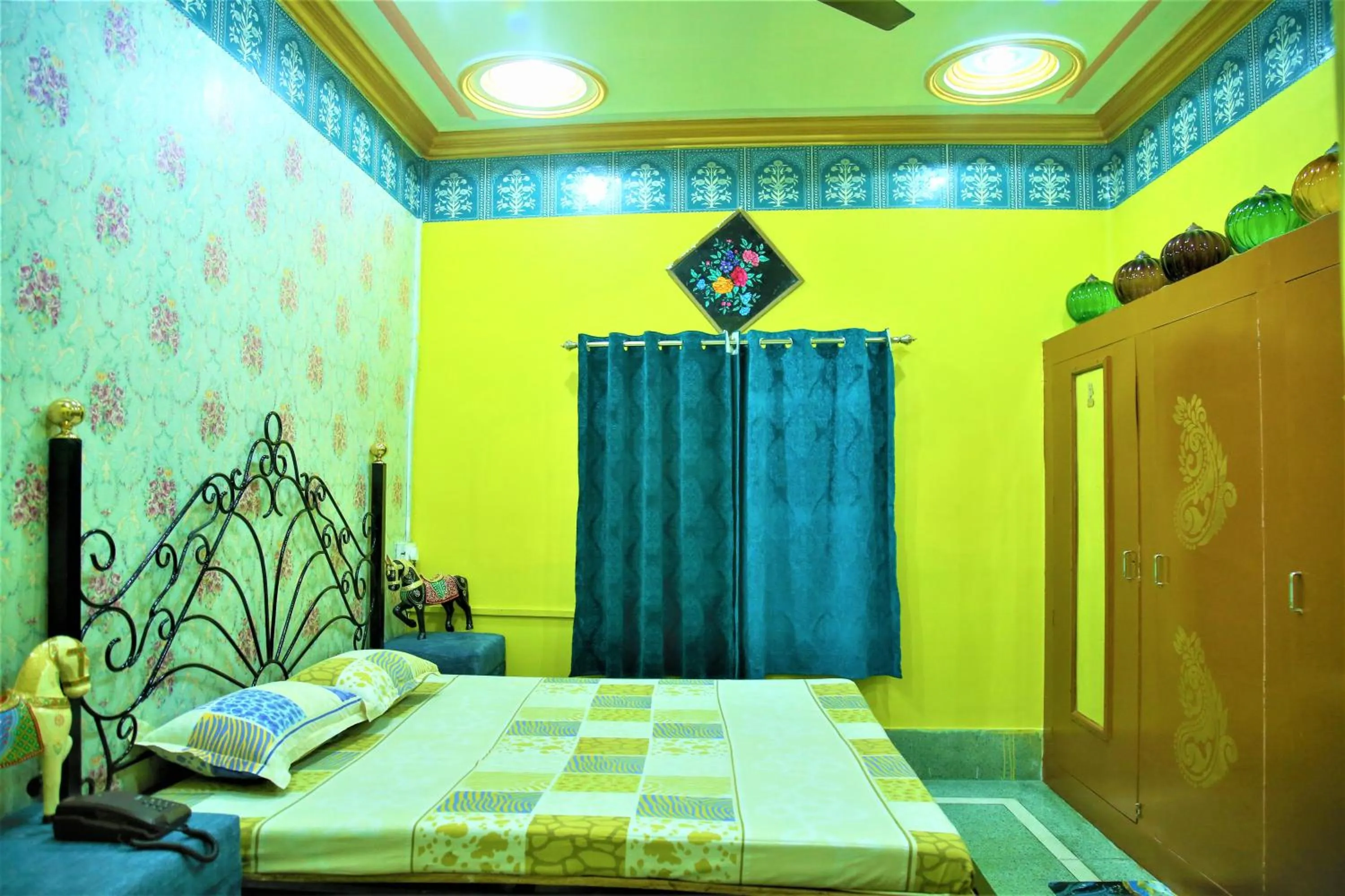 Bed in SAJI SANWRI Heritage Inn Haveli