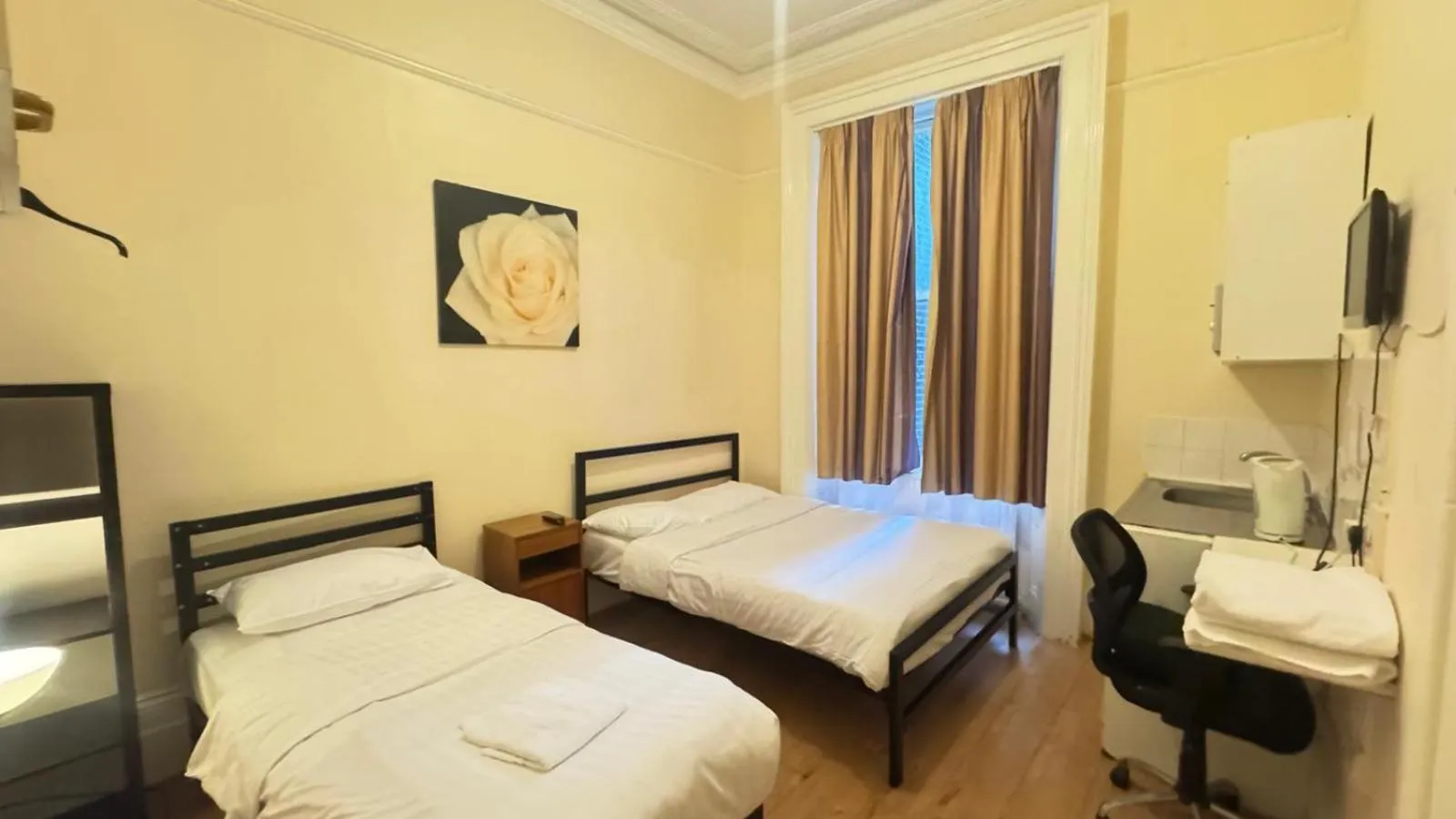 Photo of the whole room, Bed in Anwar House