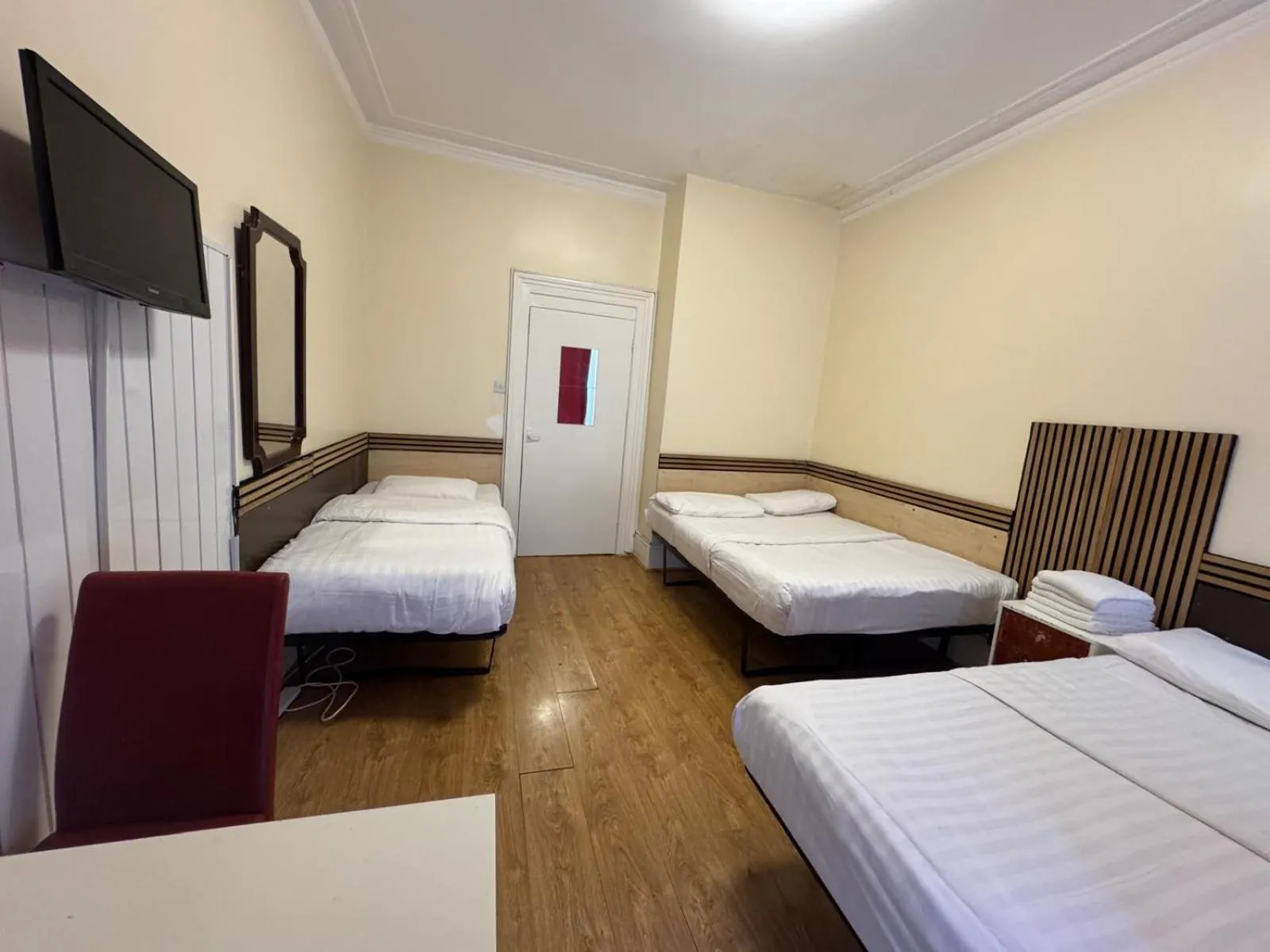 Communal lounge/ TV room, Bed in Anwar House