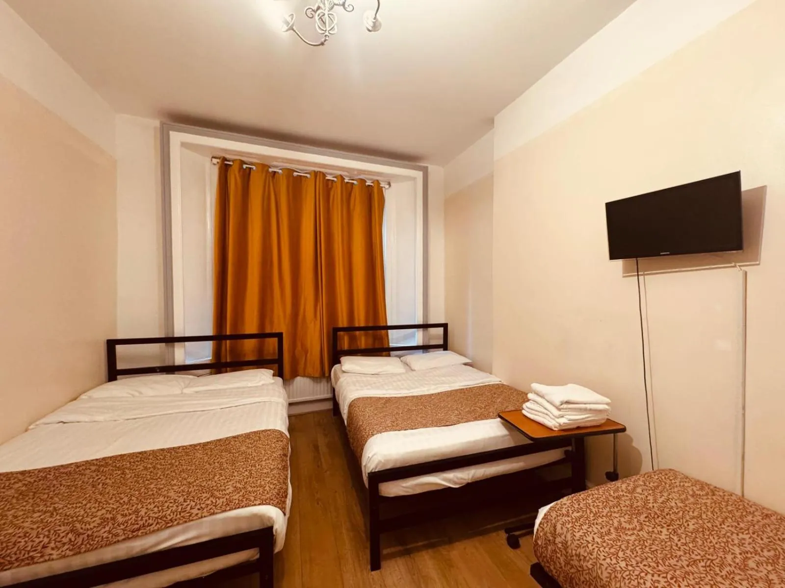 Communal lounge/ TV room, Bed in Anwar House