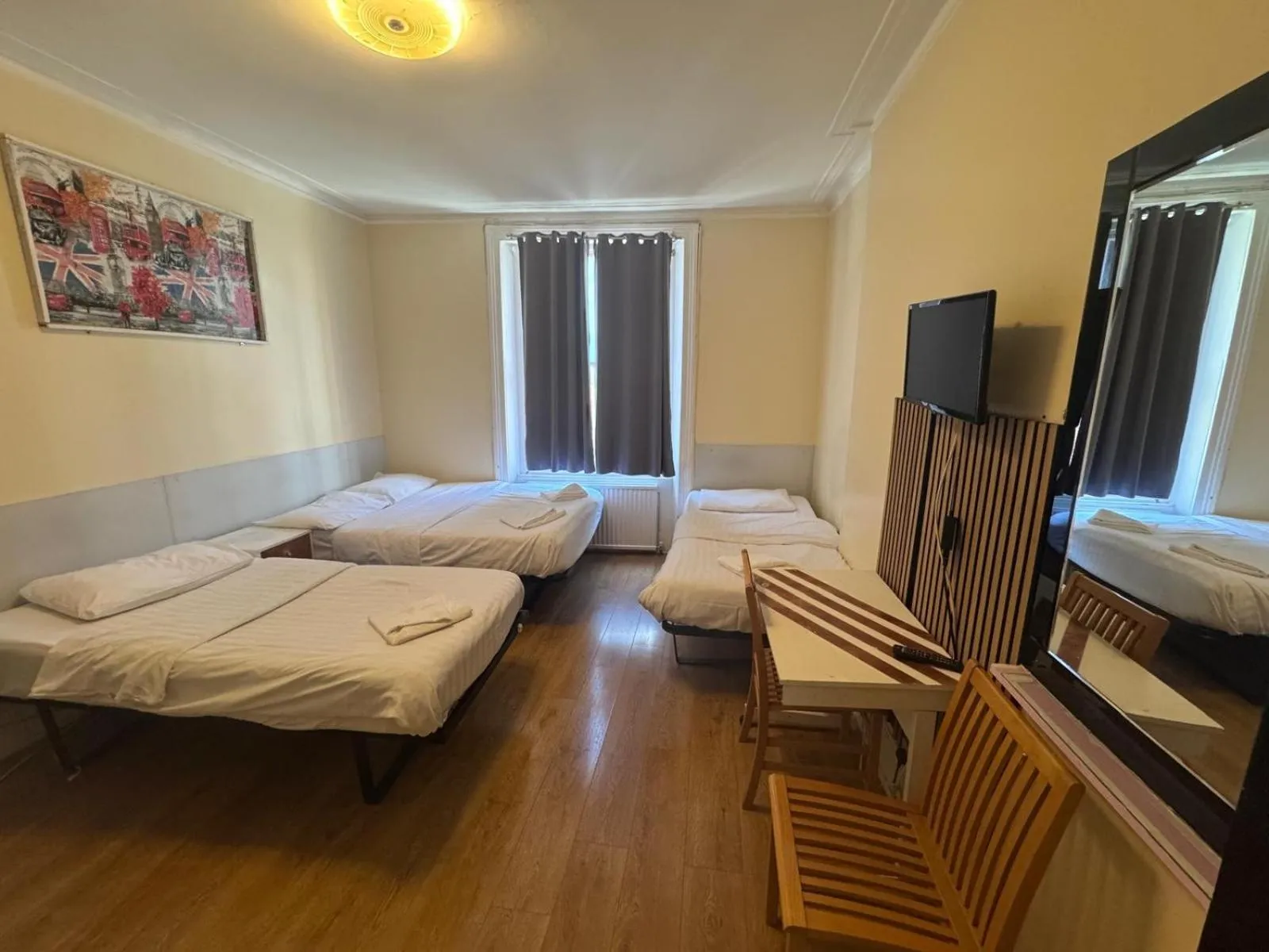 Communal lounge/ TV room, Bed in Anwar House