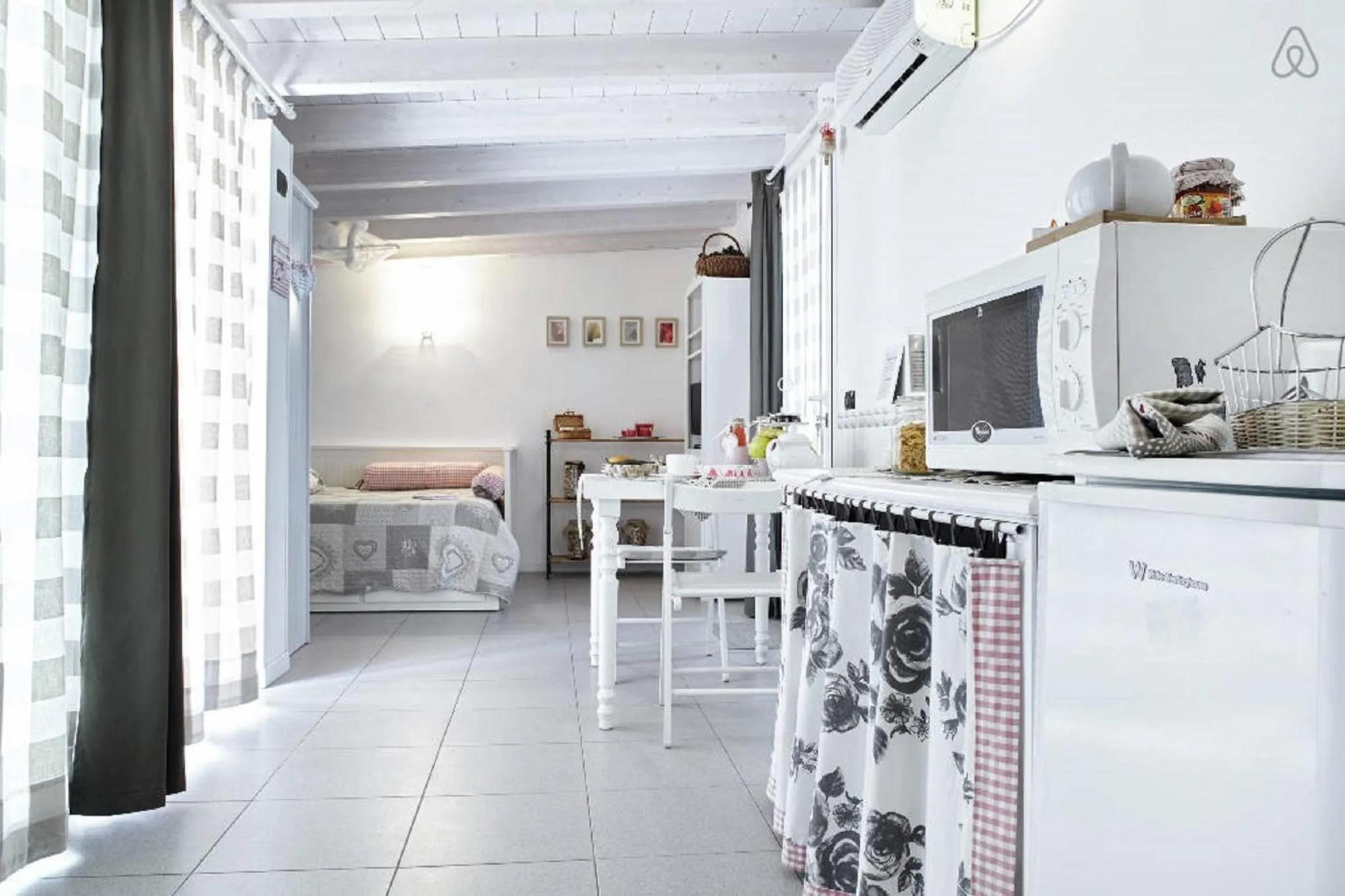 Seating area, Bed in Casetta Bianca B&B