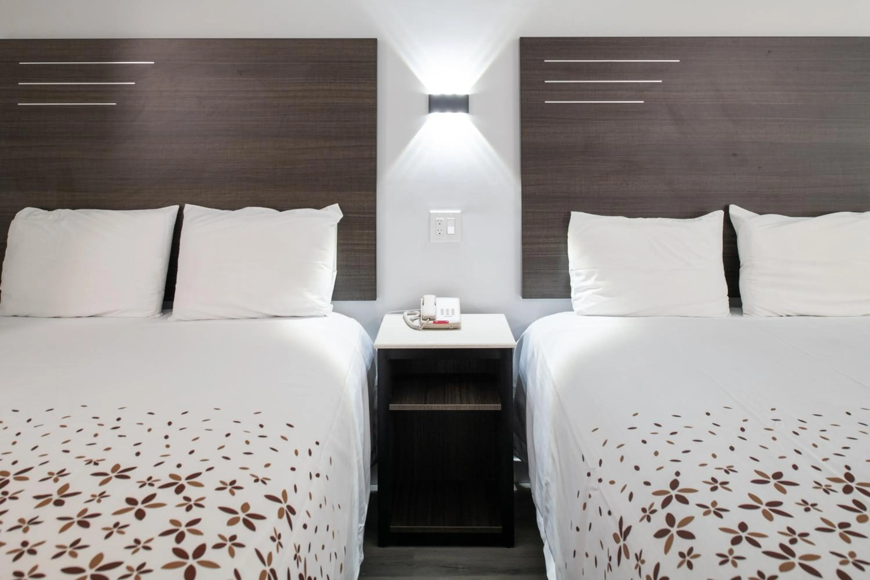 Deluxe Double Room (2 Adults + 1 Child) in beach inn motel