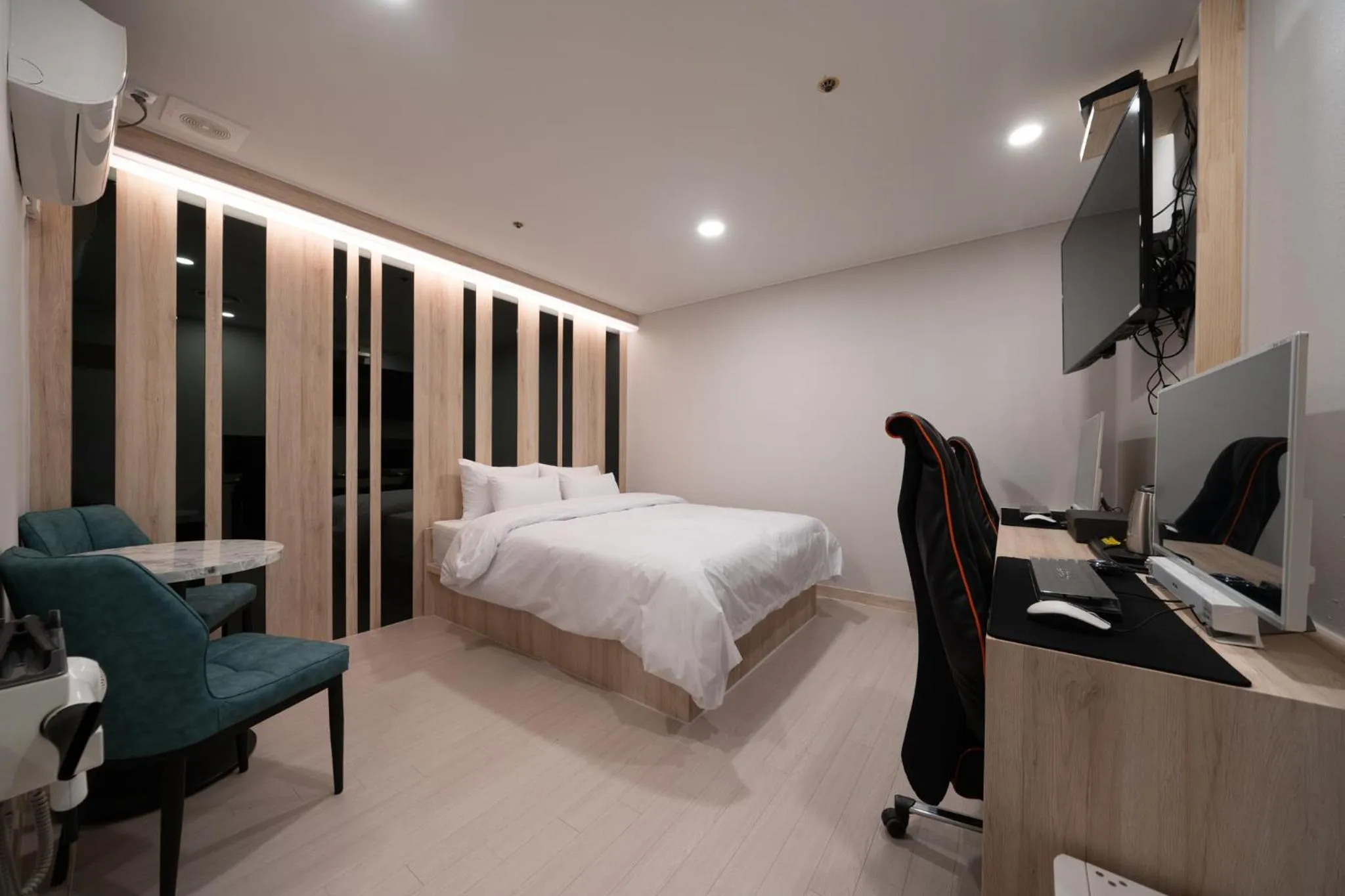 Photo of the whole room, Bed in Hwajeong Jun Hotel