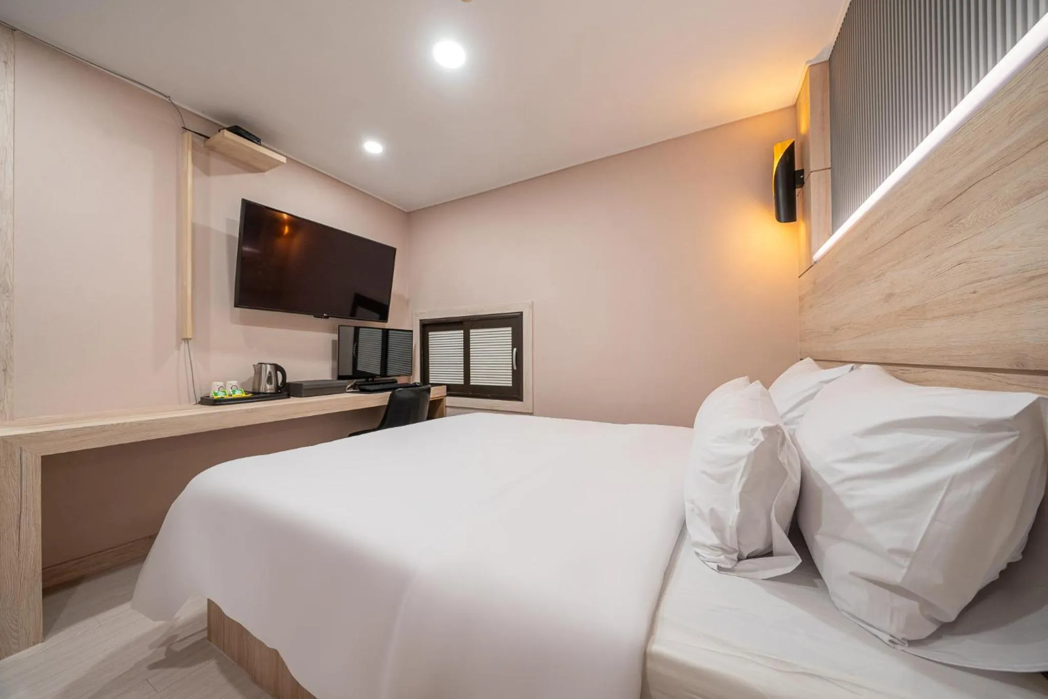 Photo of the whole room, Bed in Hwajeong Jun Hotel