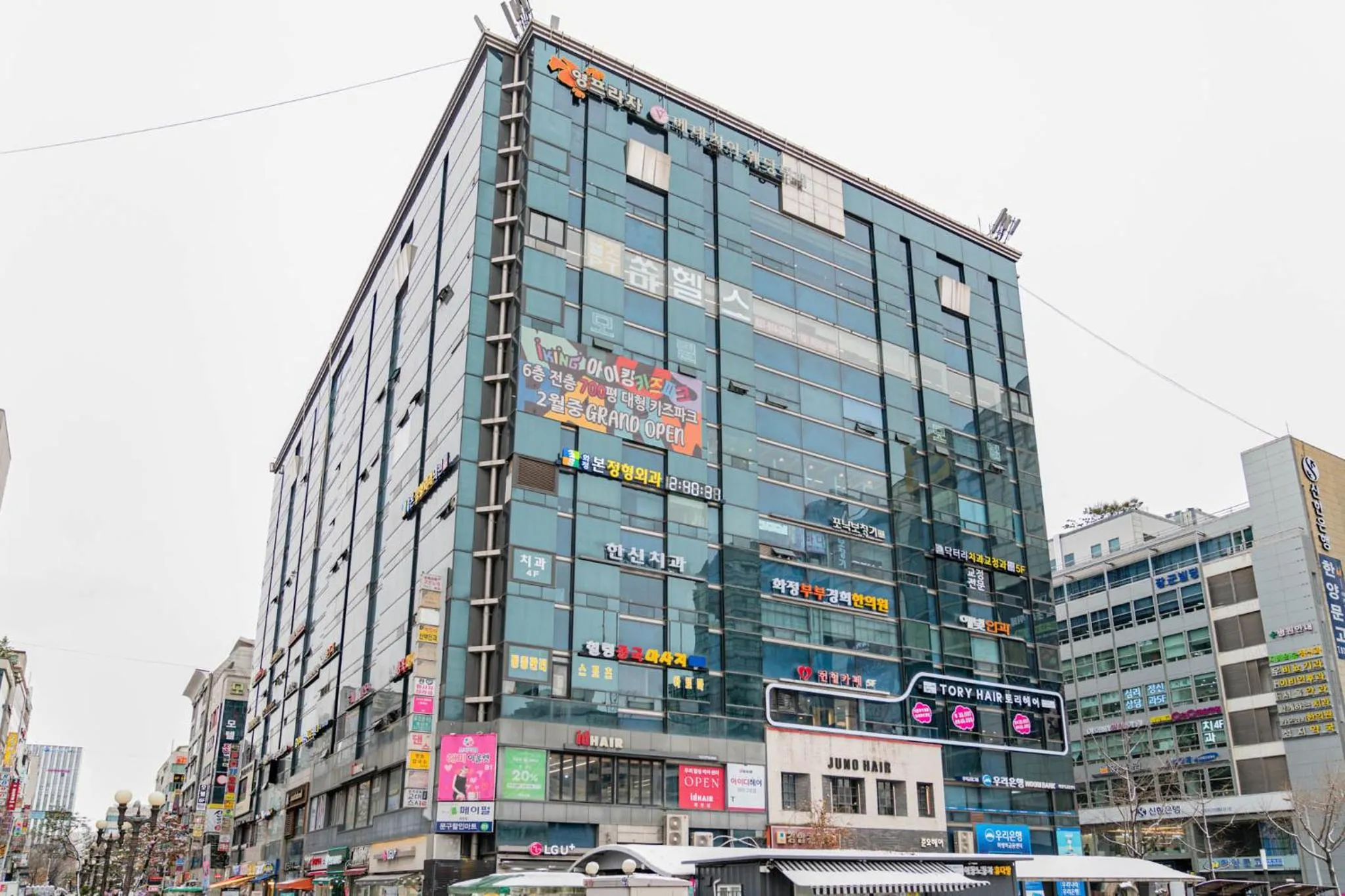 Property building in Hwajeong Jun Hotel