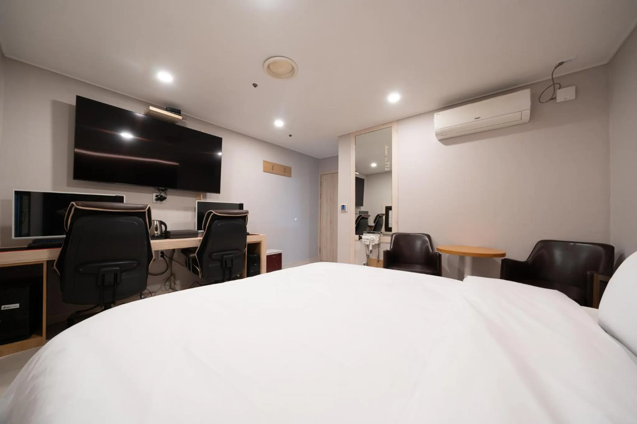 Decorative detail, Bed in Hwajeong Jun Hotel