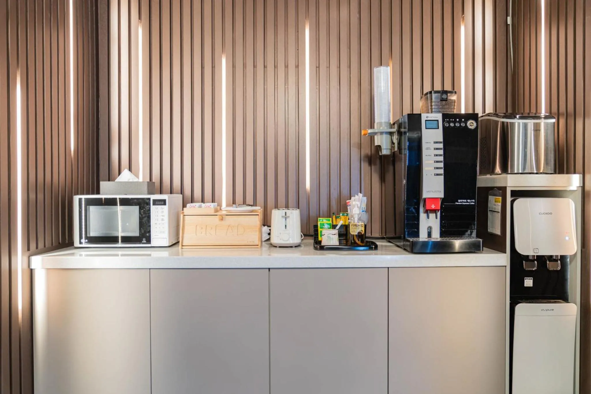 Coffee/tea facilities in Hwajeong Jun Hotel