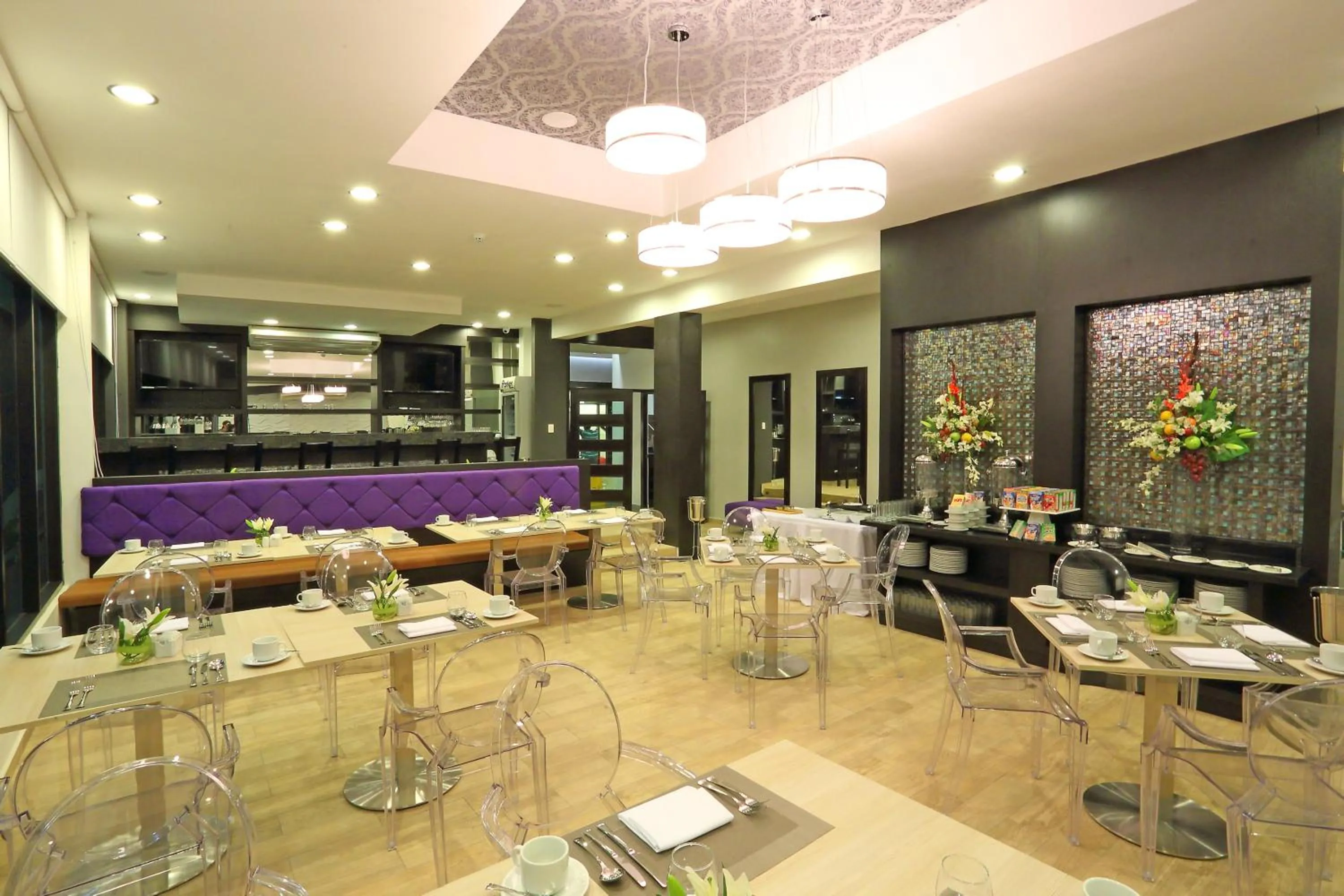 Restaurant/places to eat in Aranjuez Hotel & Suites
