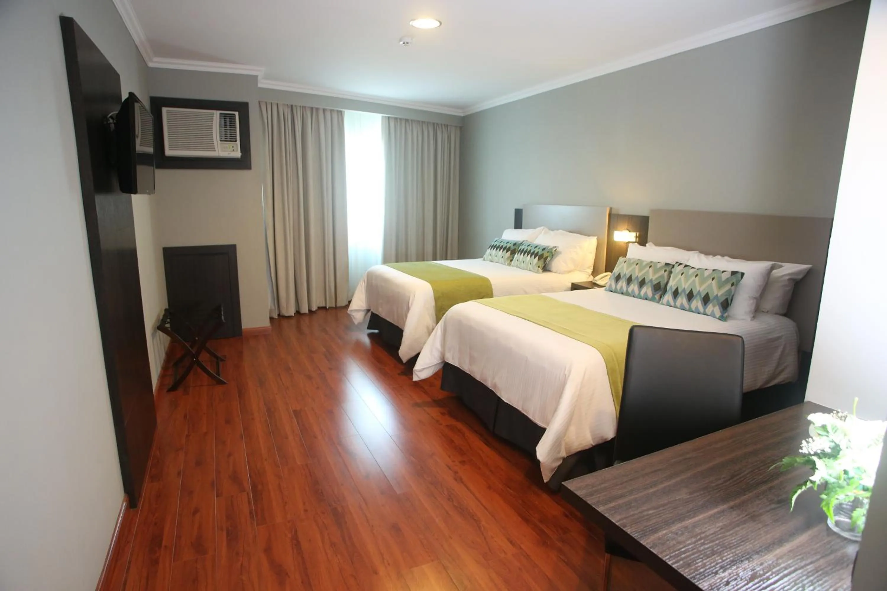 Photo of the whole room, Bed in Aranjuez Hotel & Suites