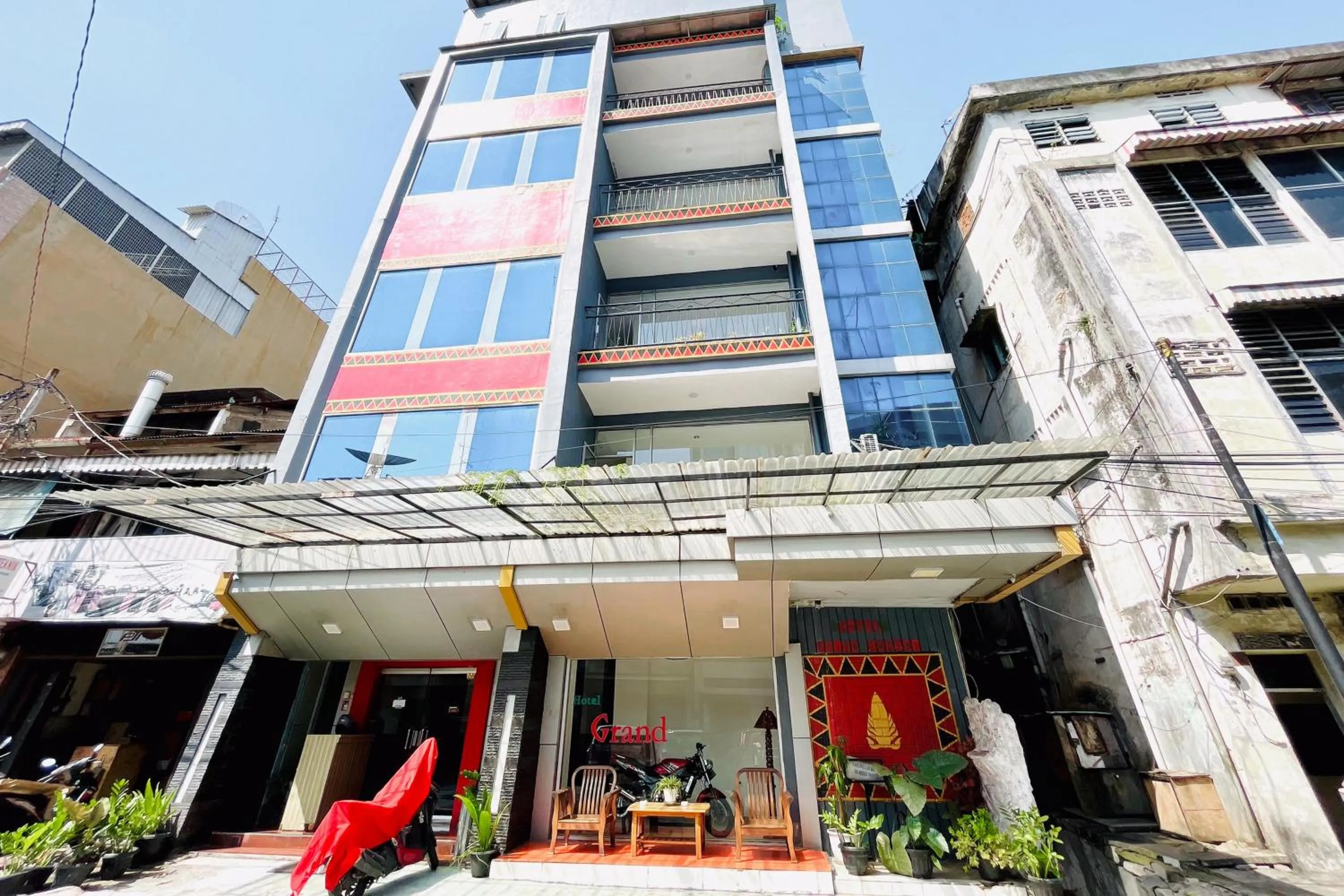 Facade/entrance in Urbanview Hotel Grand Mohaga Medan