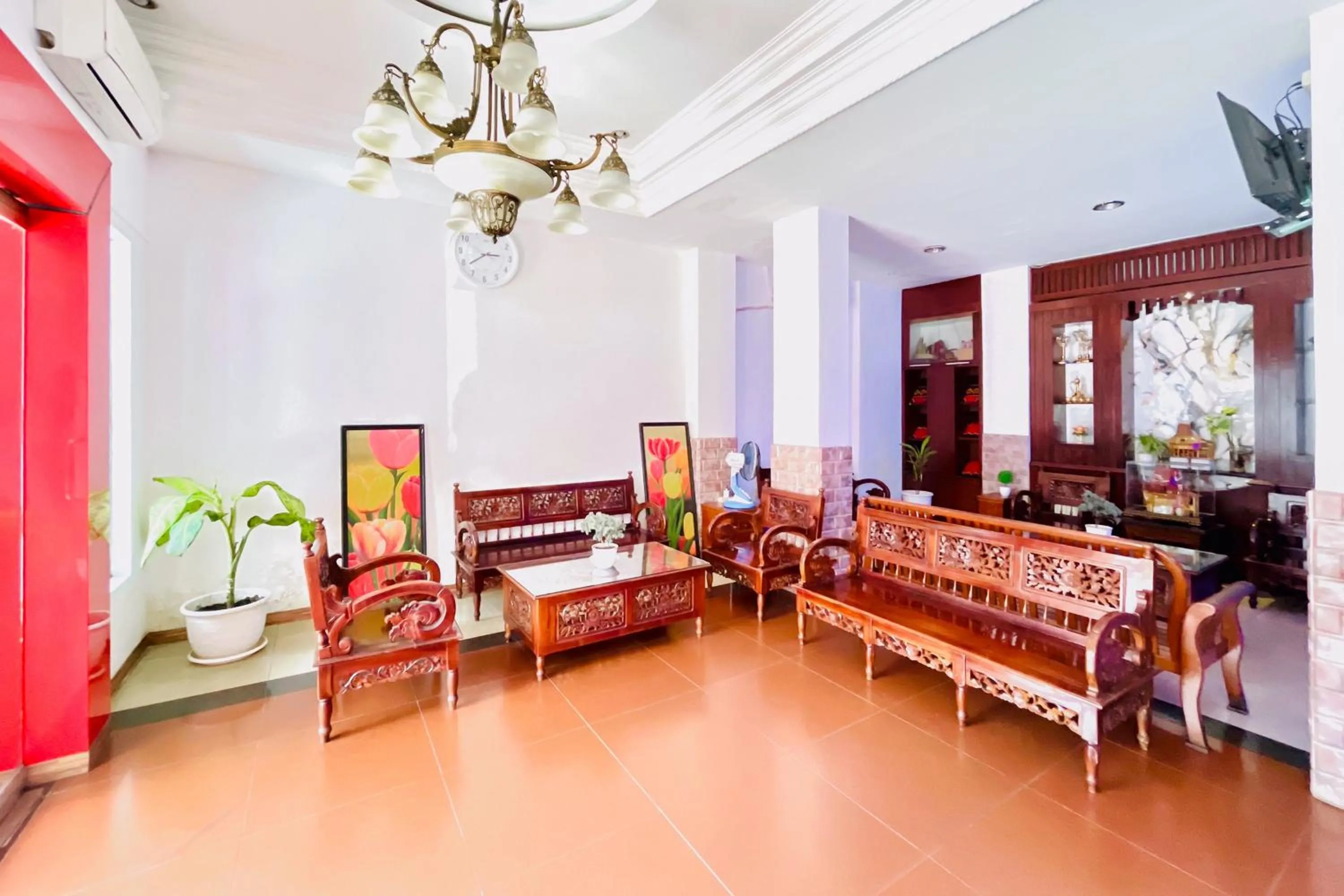 Seating area in Urbanview Hotel Grand Mohaga Medan