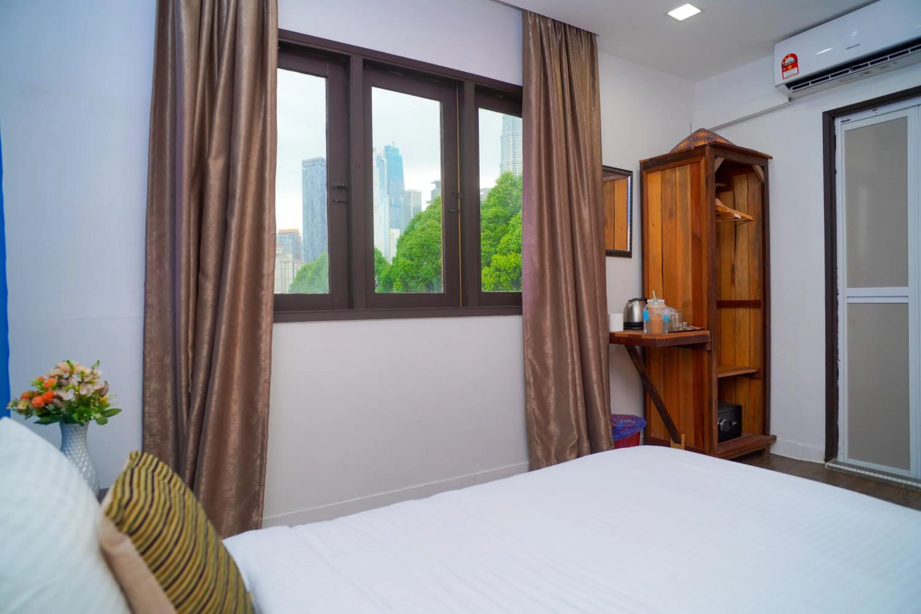 View (from property/room), Bed in Redstone Boutique Hotel Kuala Lumpur