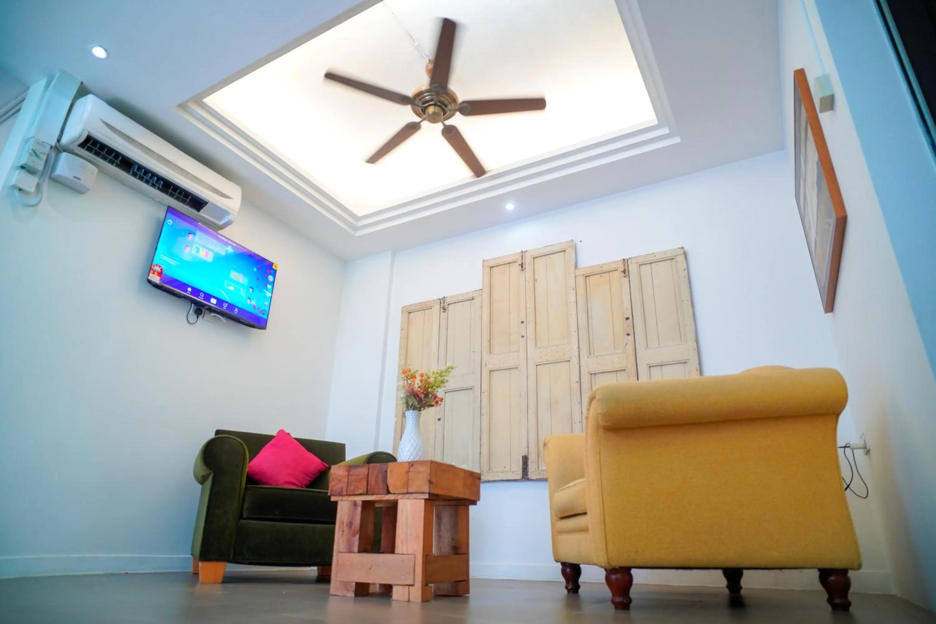 Communal lounge/ TV room in Redstone Boutique Hotel Kuala Lumpur