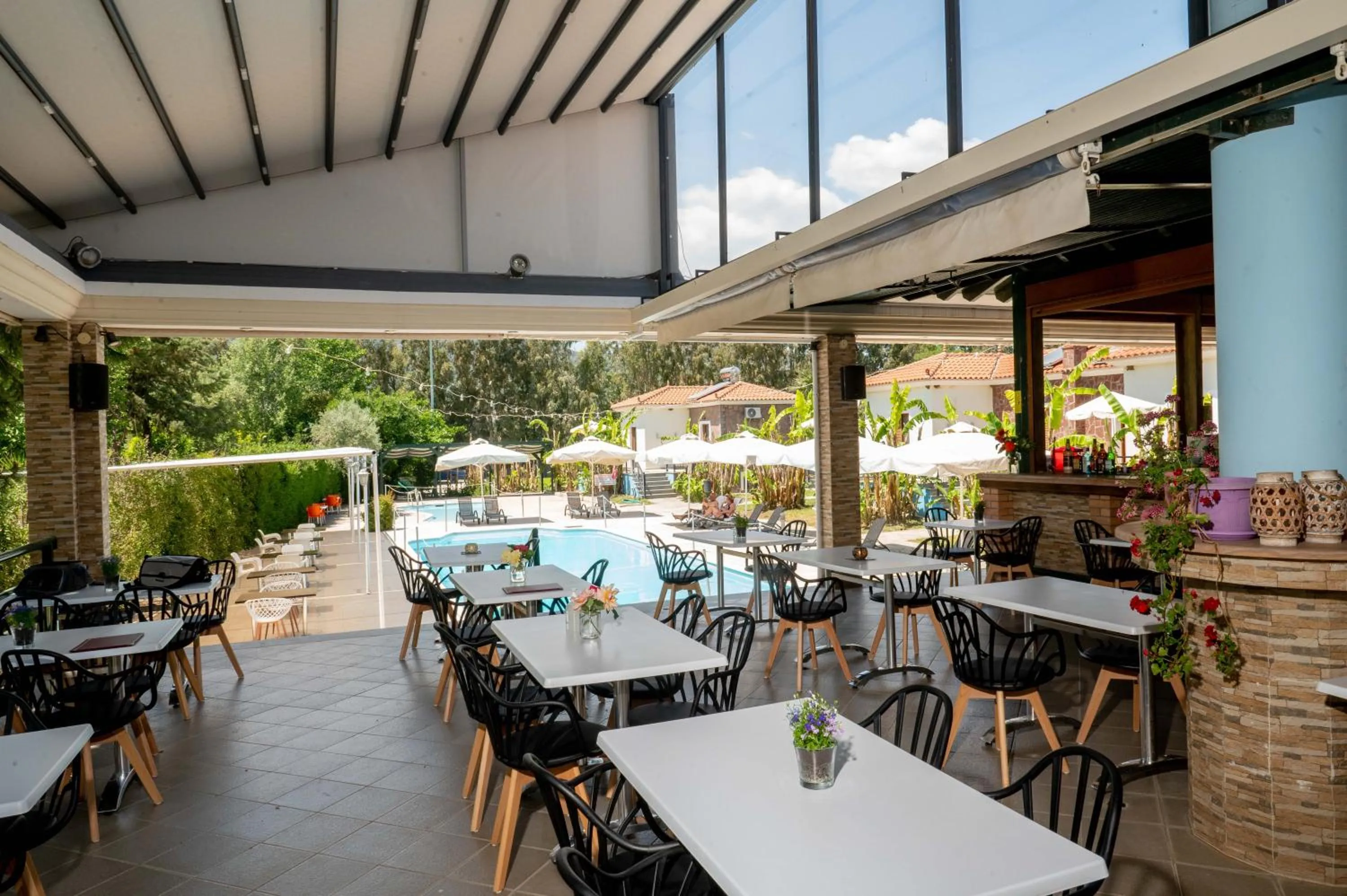 Restaurant/places to eat in Kalloni village apartments