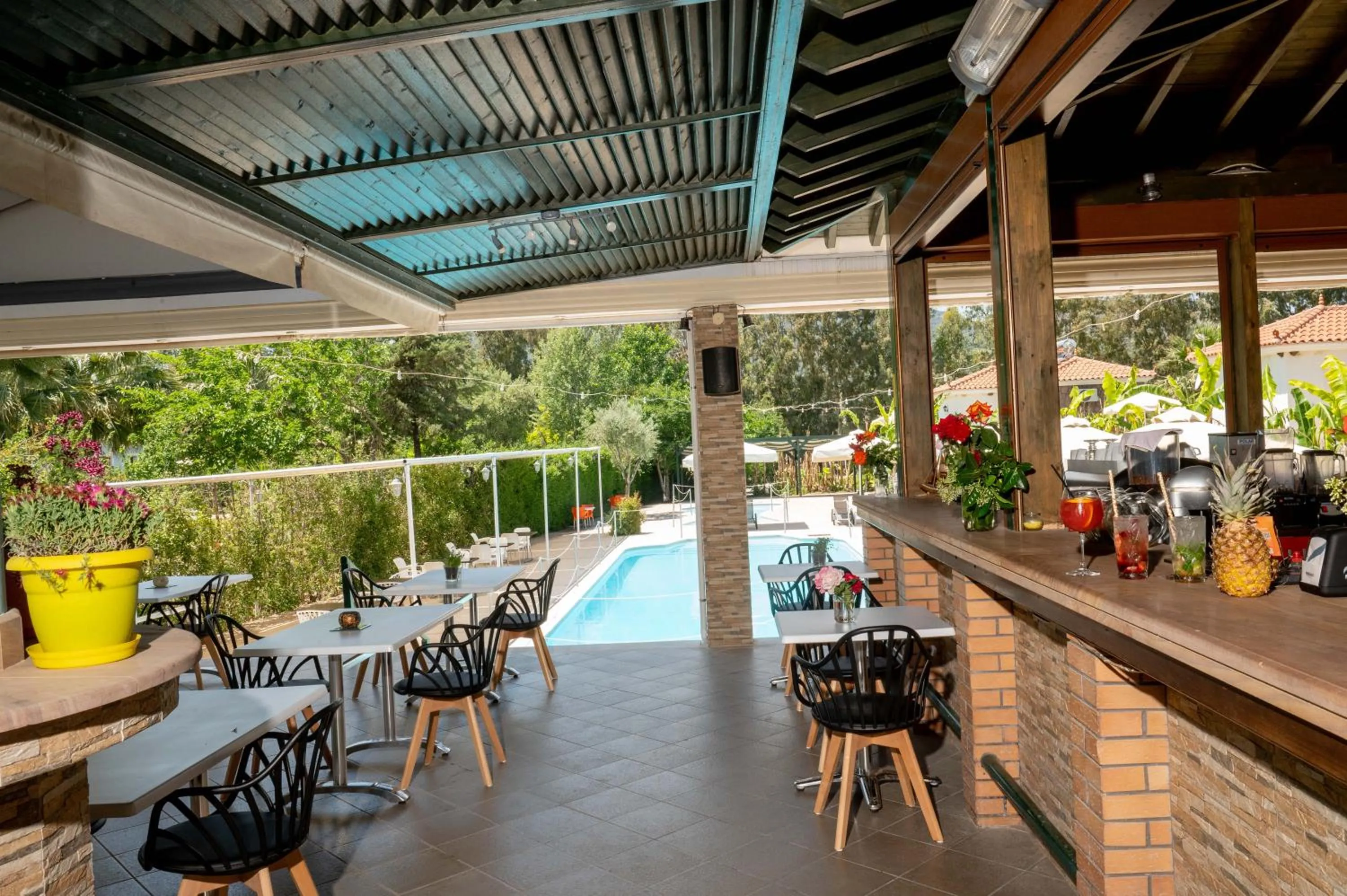 Restaurant/places to eat in Kalloni village apartments