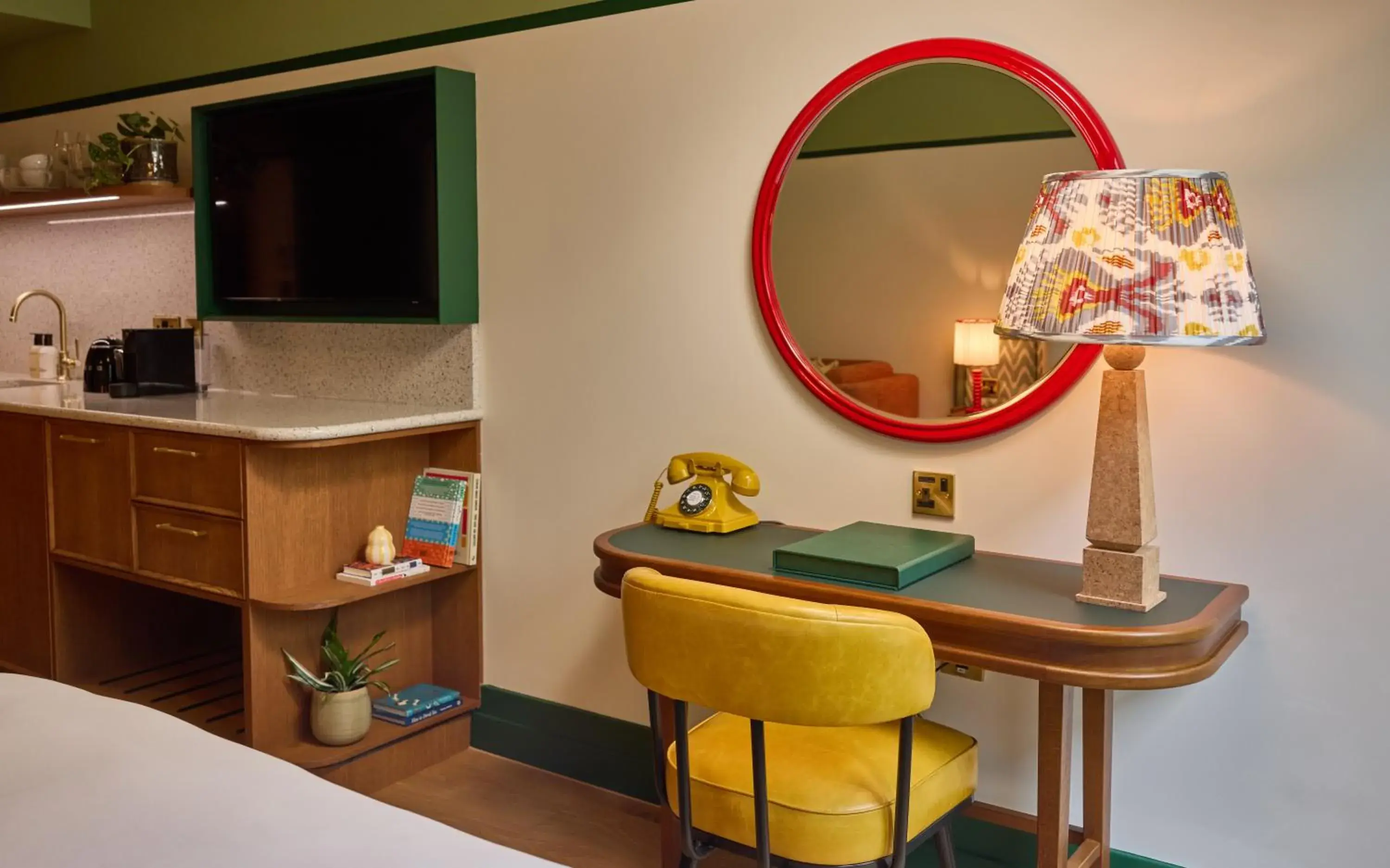 TV and multimedia, Bed in The July - London Victoria TV and multimedia, Bed in The July - London Victoria