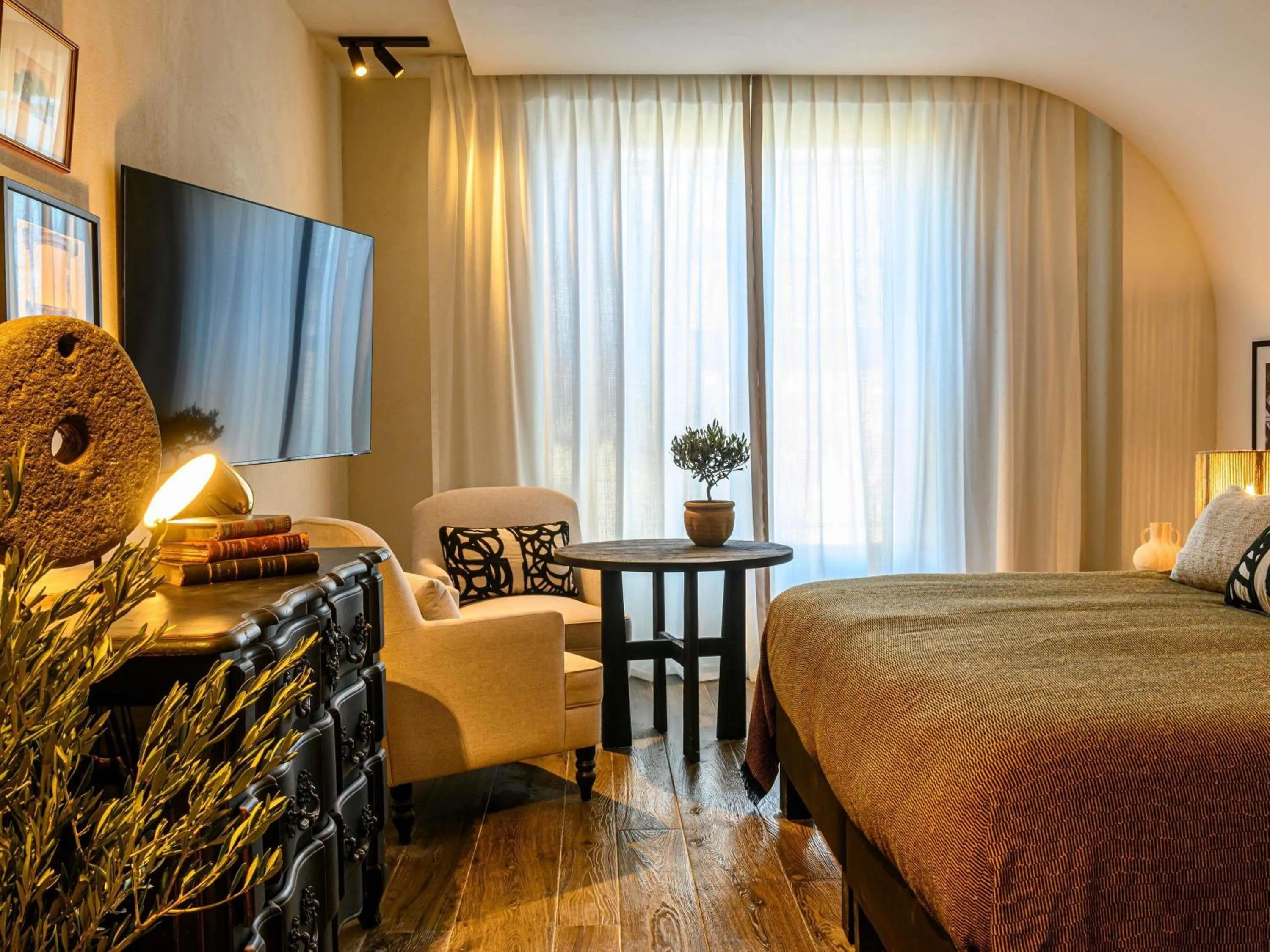 Photo of the whole room, Bed in L'Isle de Leos Hotel & Spa - MGallery Collection