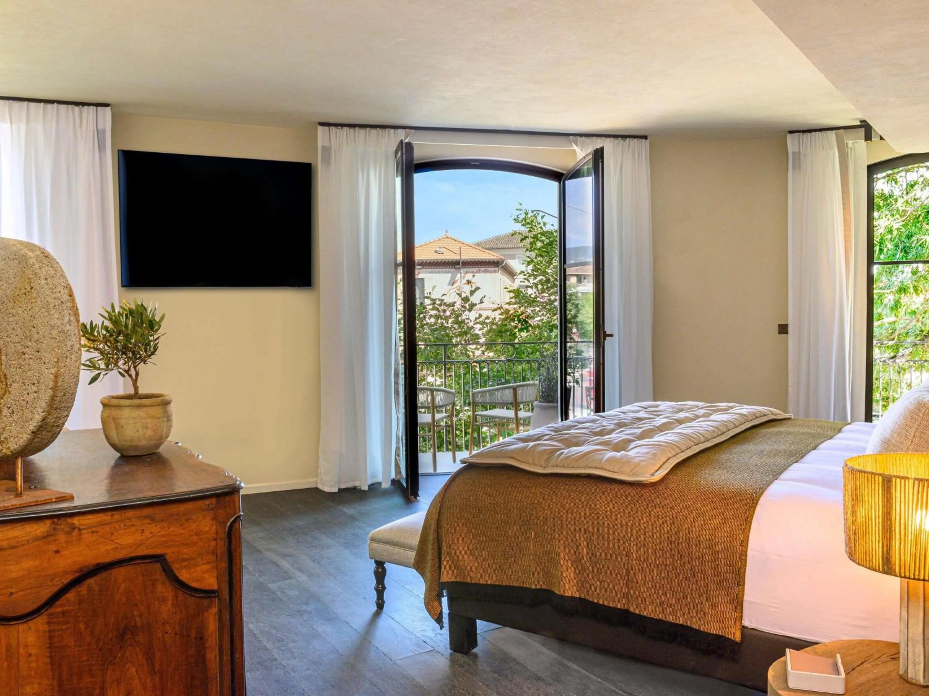 Photo of the whole room, Bed in L'Isle de Leos Hotel & Spa - MGallery Collection