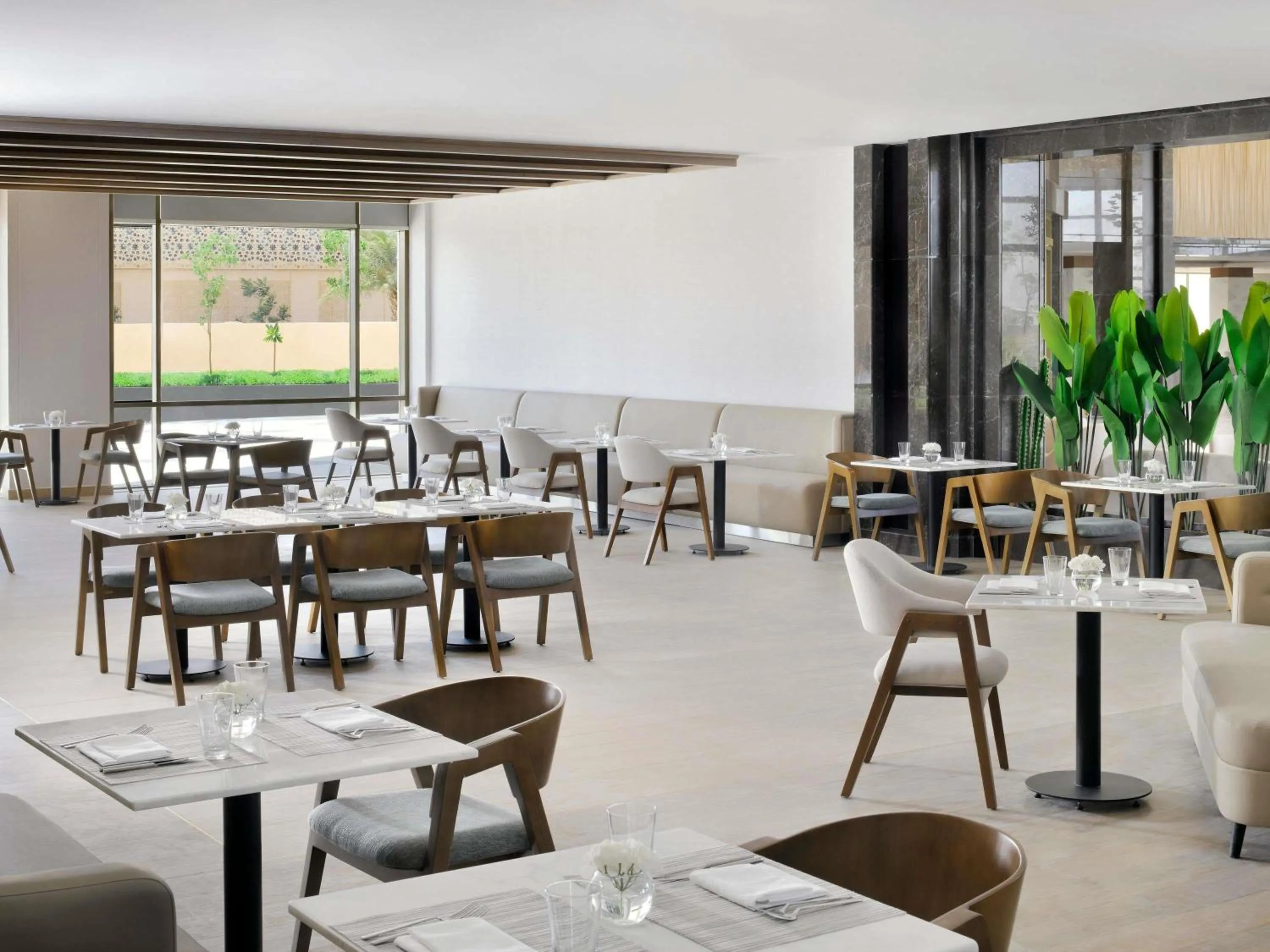 Restaurant/places to eat in Mövenpick Hotel Waad Al Shamal