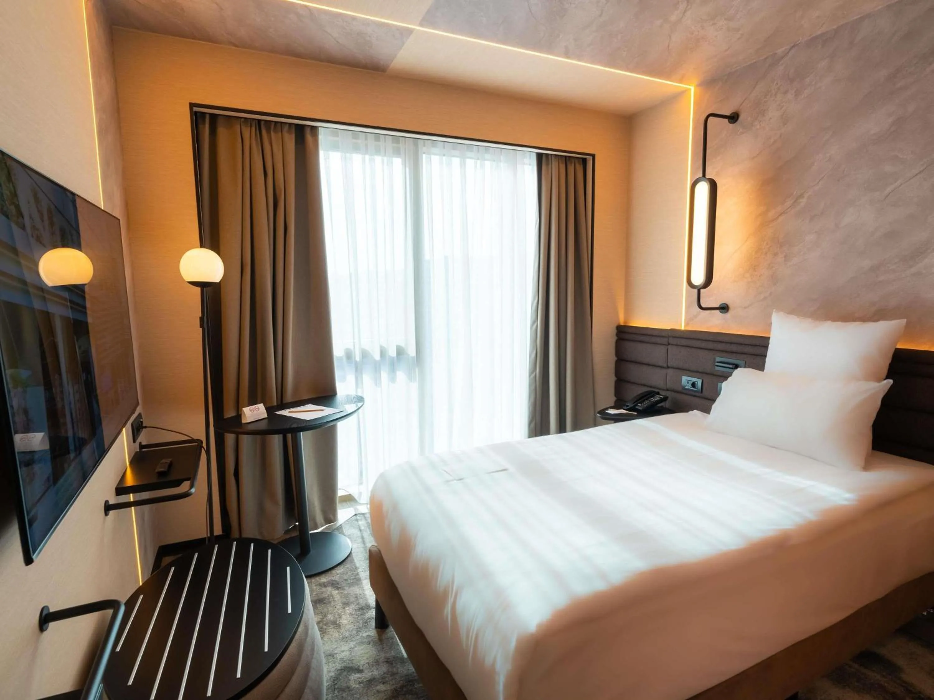 Bedroom, Bed in Novotel Istanbul Bomonti