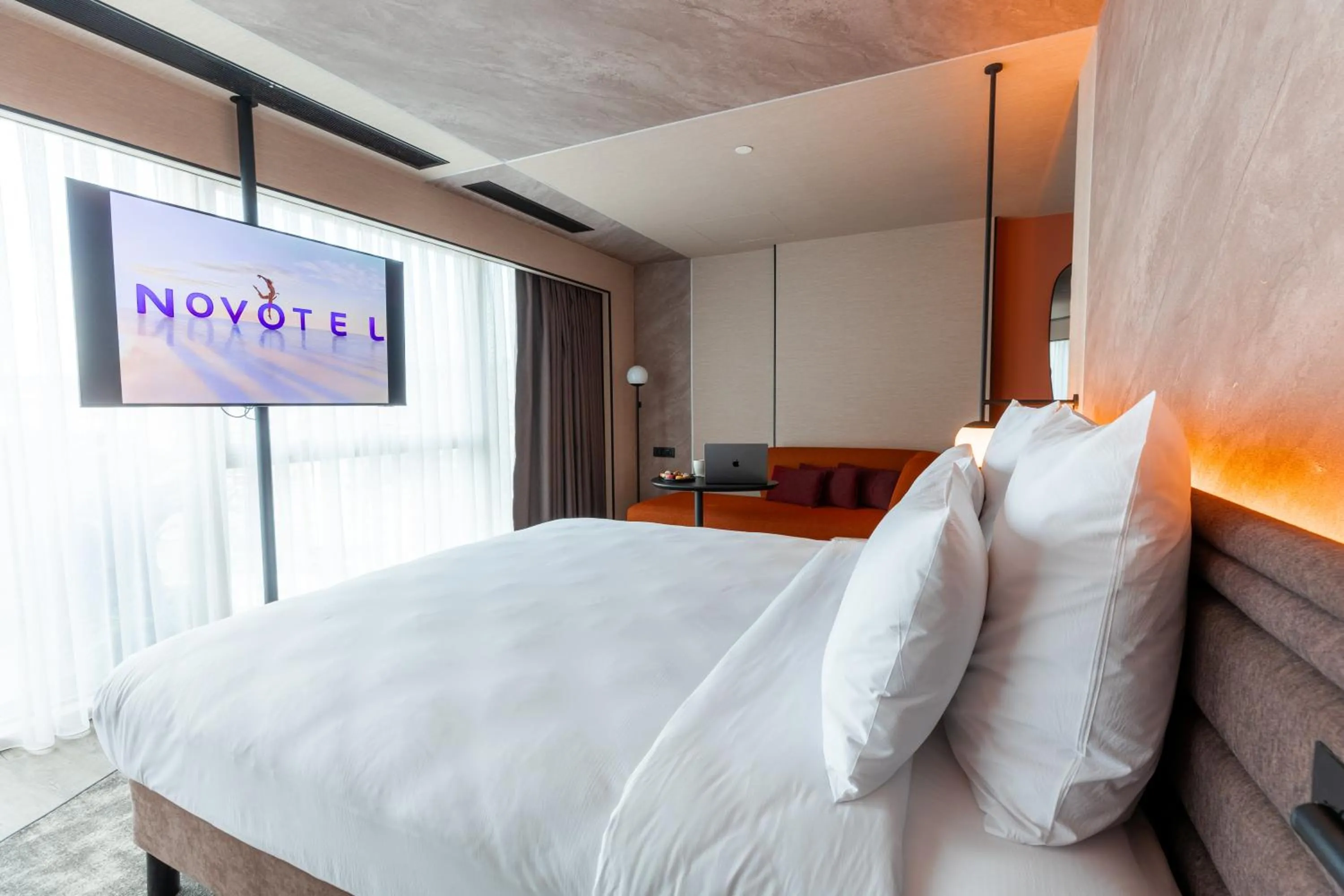 Bedroom, Bed in Novotel Istanbul Bomonti