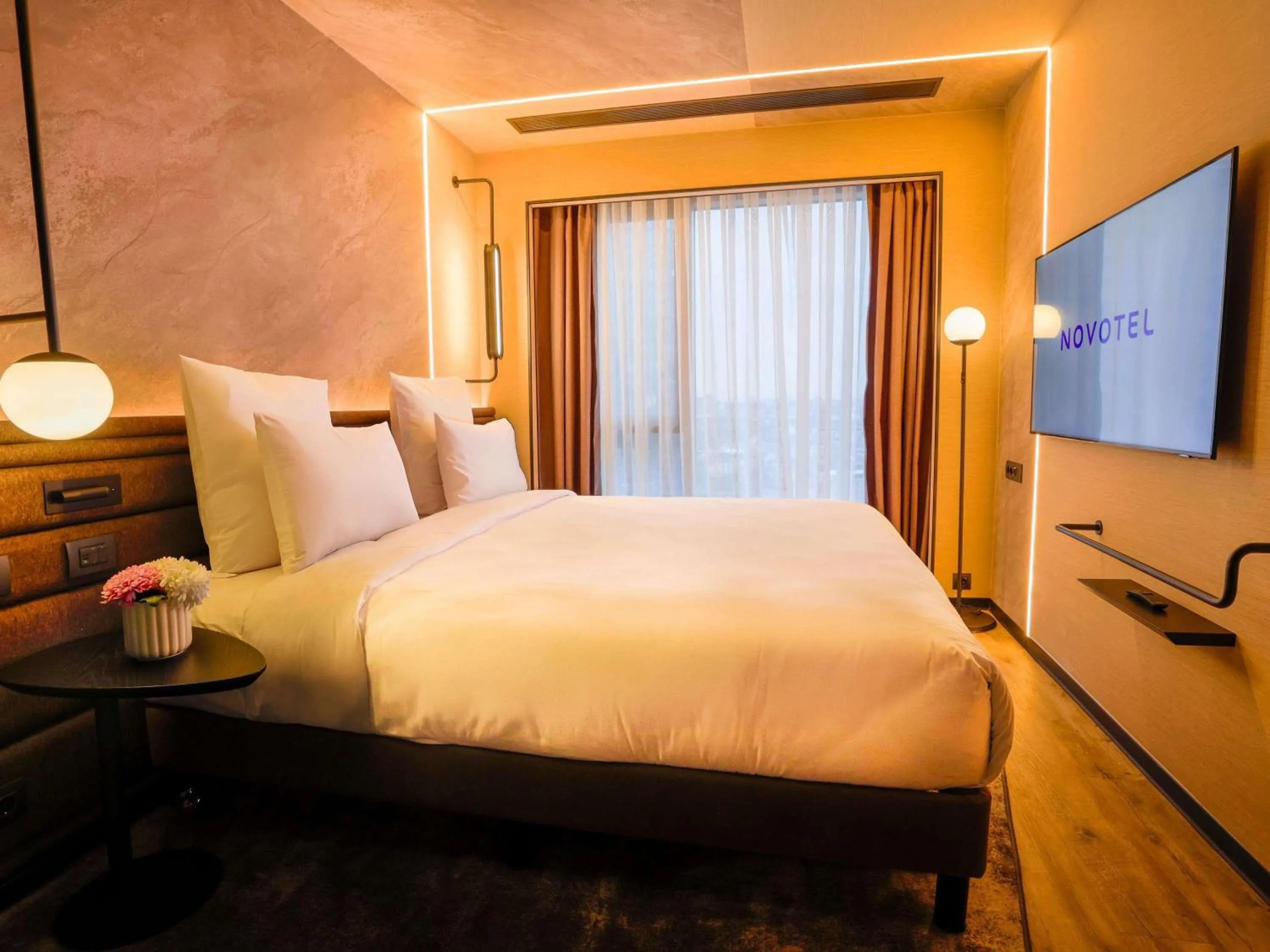 Bedroom, Bed in Novotel Istanbul Bomonti