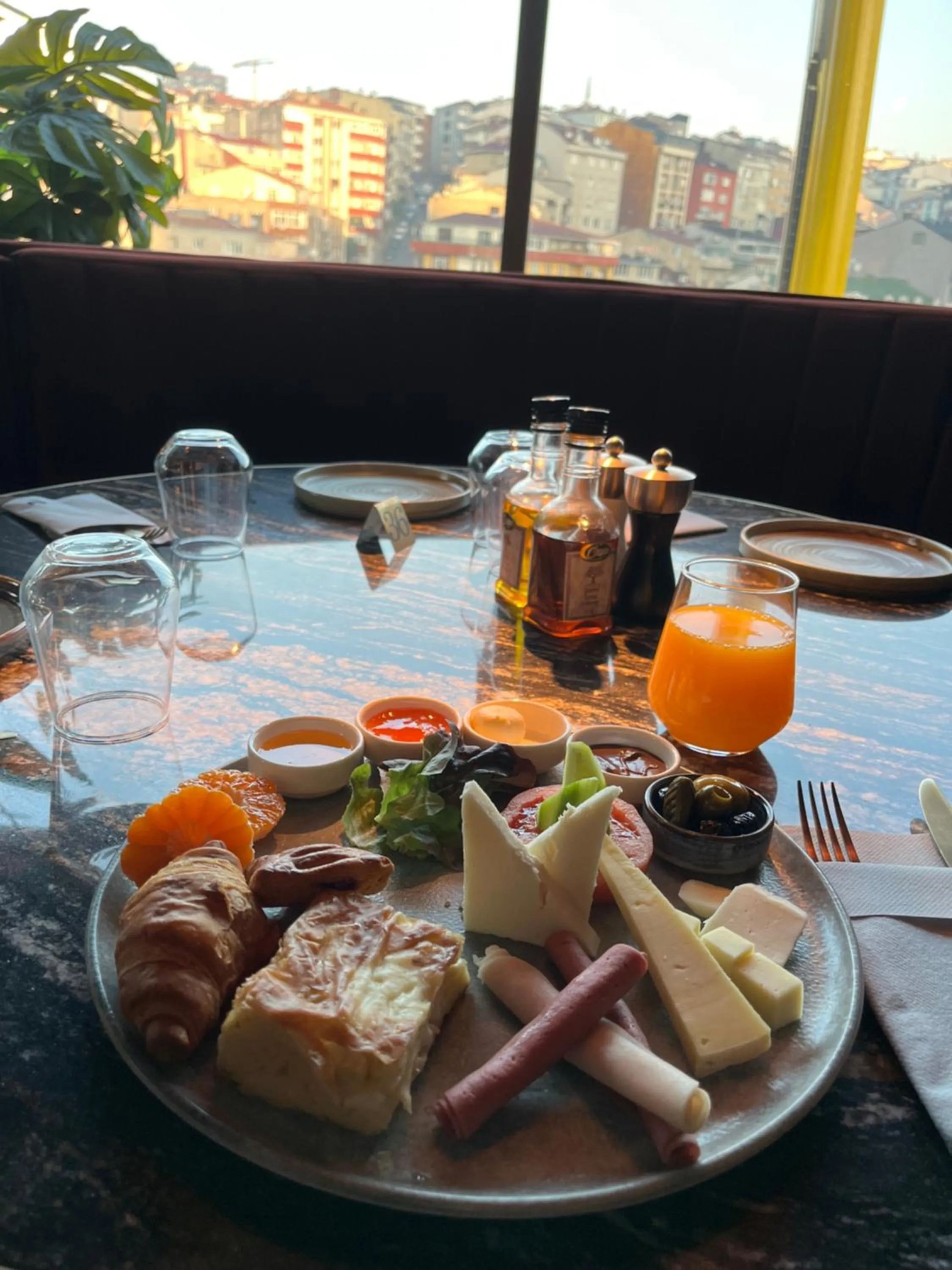 Restaurant/places to eat in Novotel Istanbul Bomonti