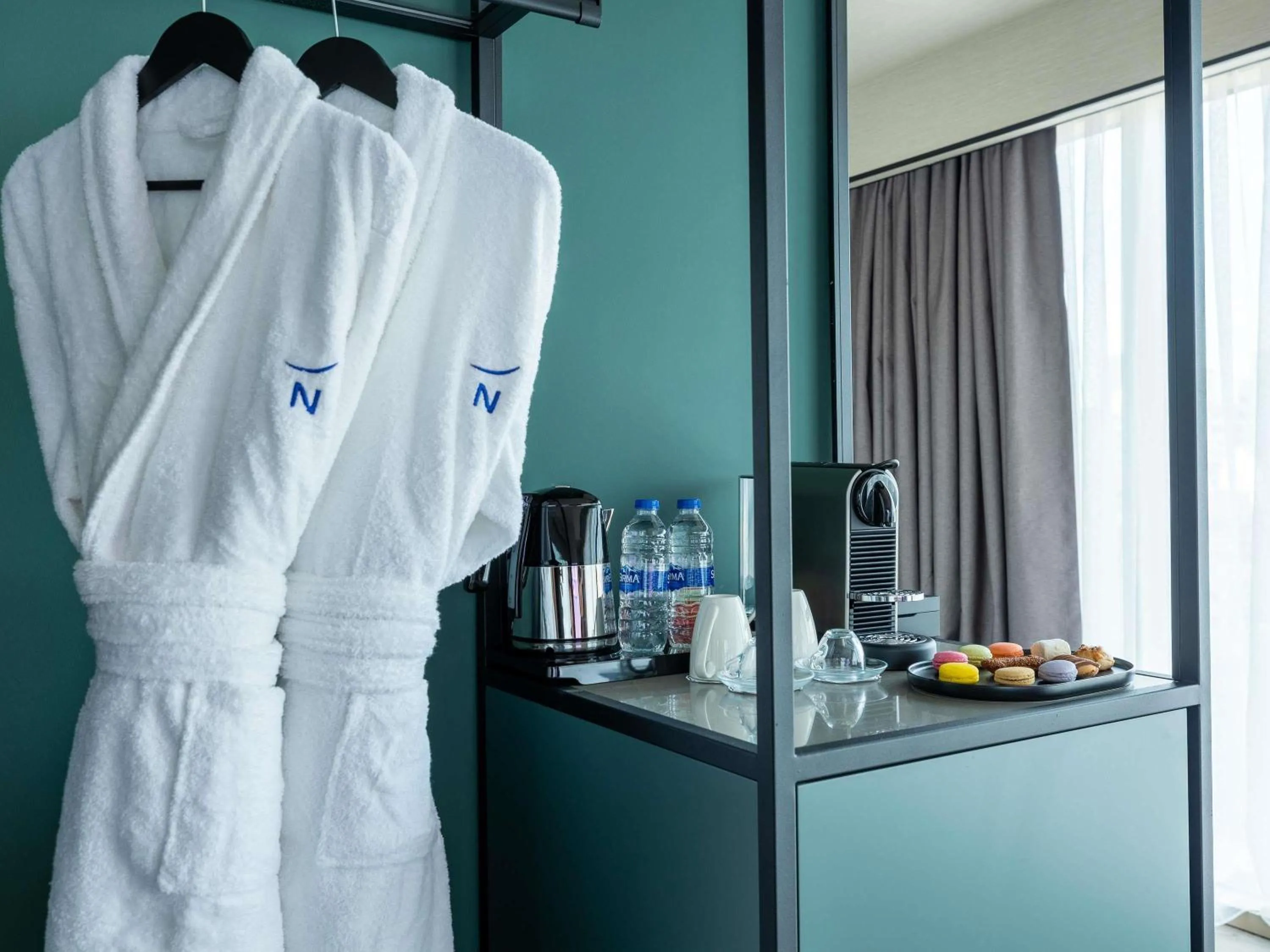 Photo of the whole room in Novotel Istanbul Bomonti