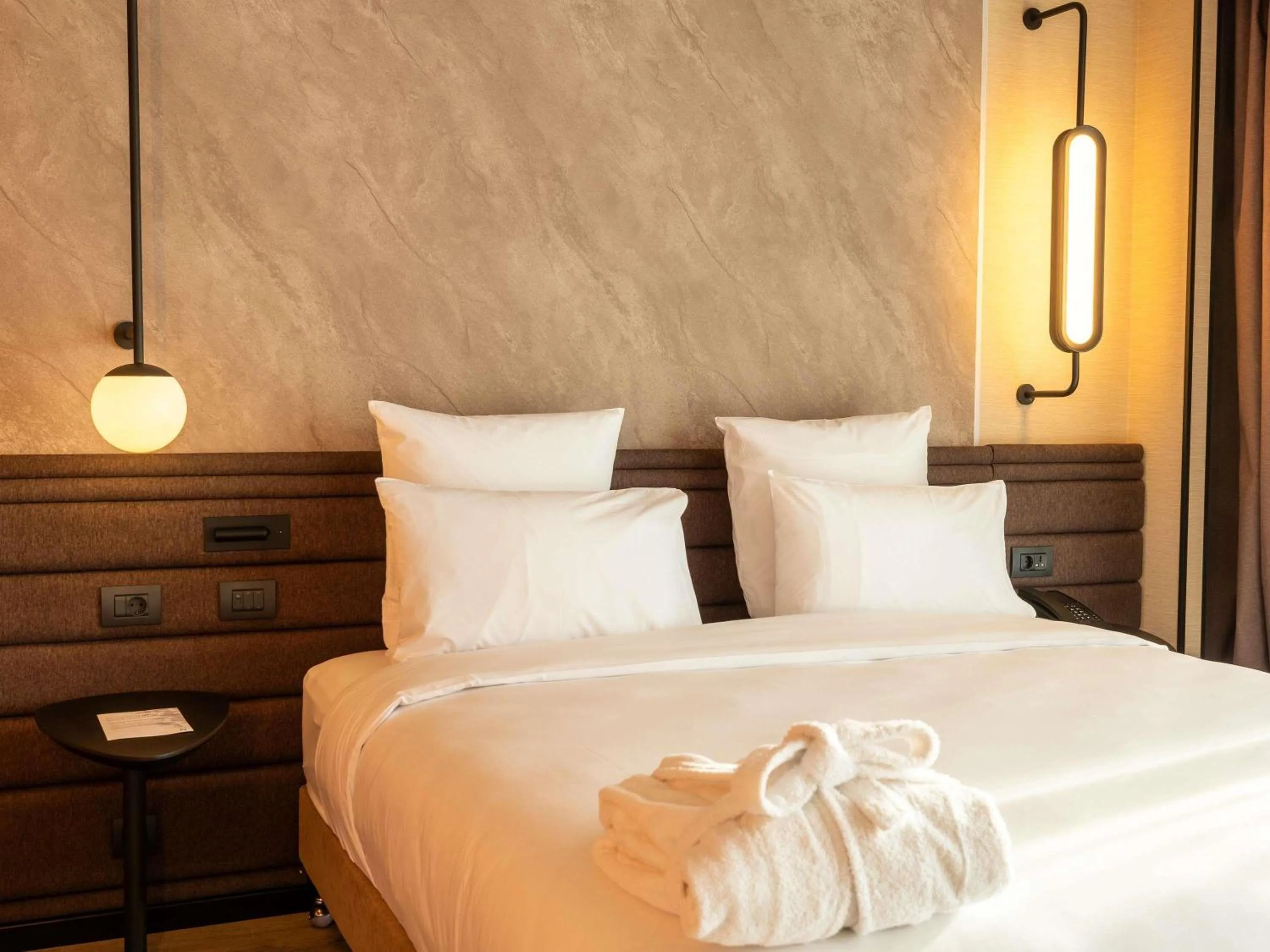 Bedroom, Bed in Novotel Istanbul Bomonti