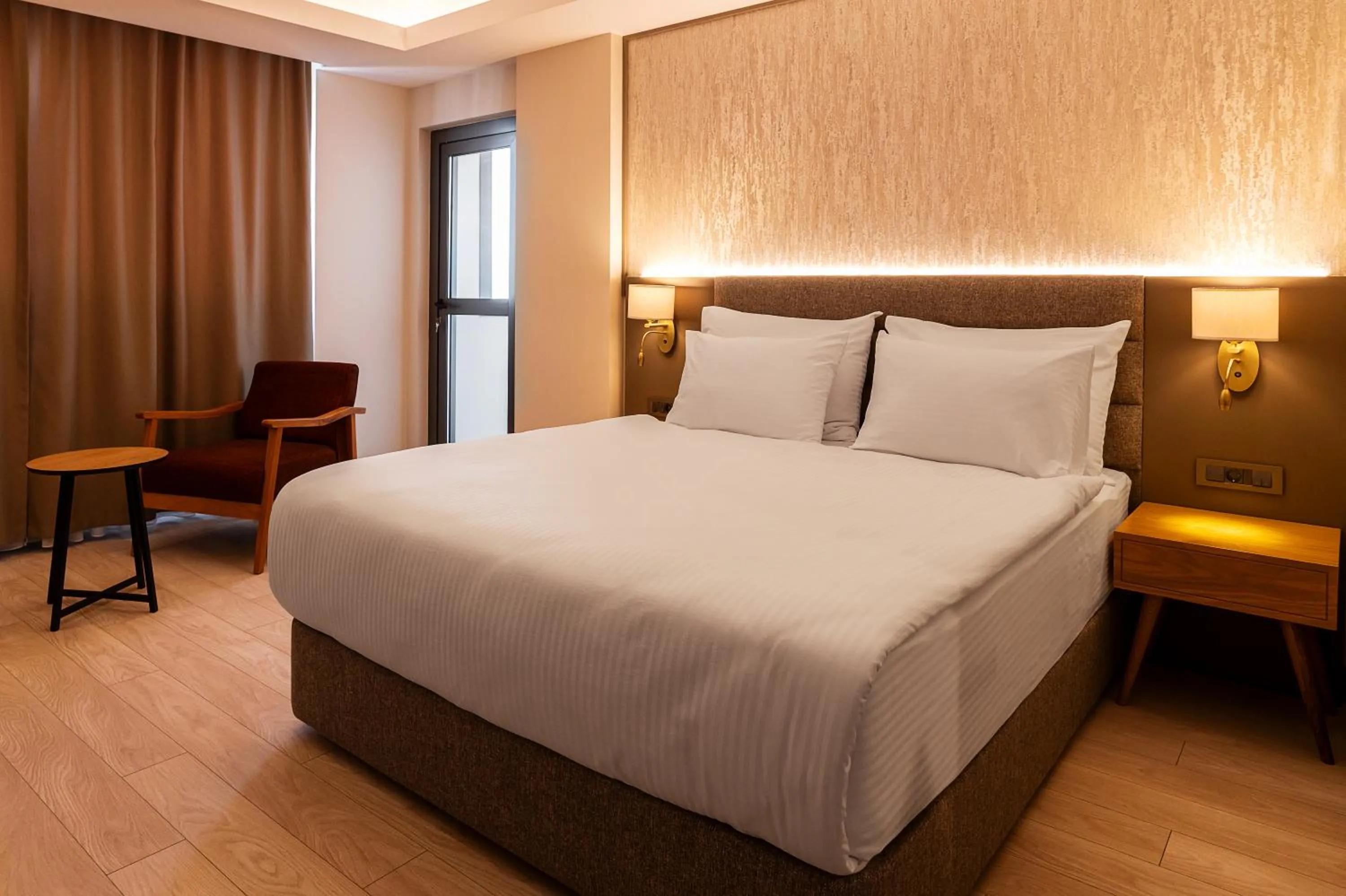 Seating area, Bed in The Emporia Hotel