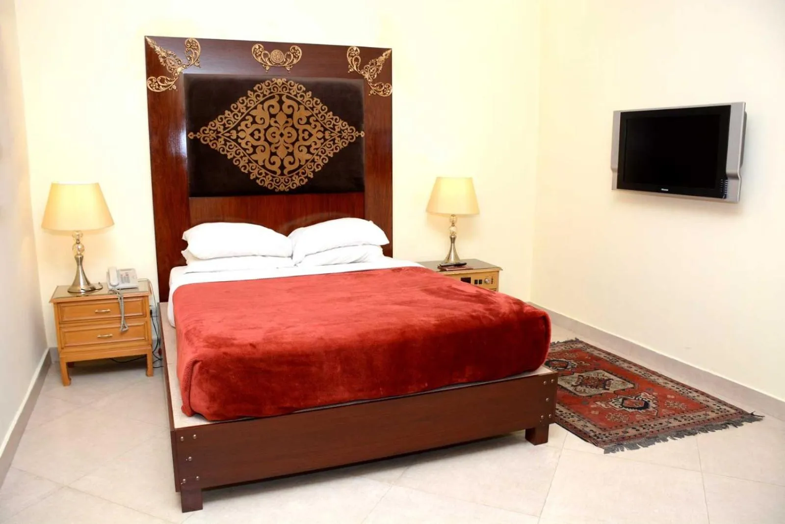 Communal lounge/ TV room, Bed in Regency Inn Hotel