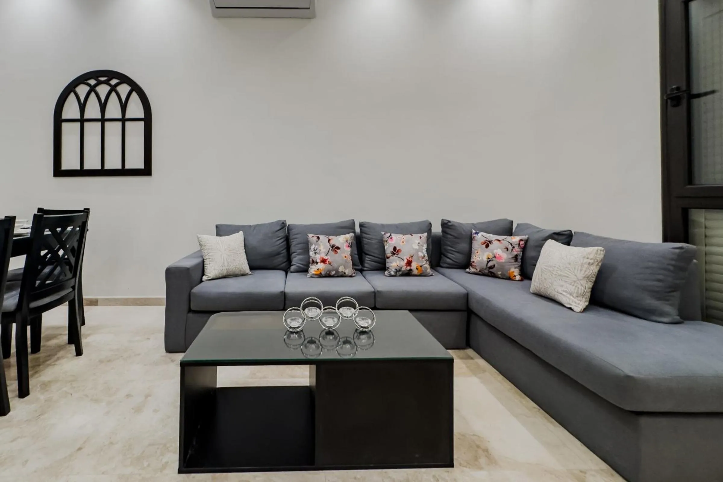 Trendy & Tidy 2BDR Apt 5 min To CAI Airport