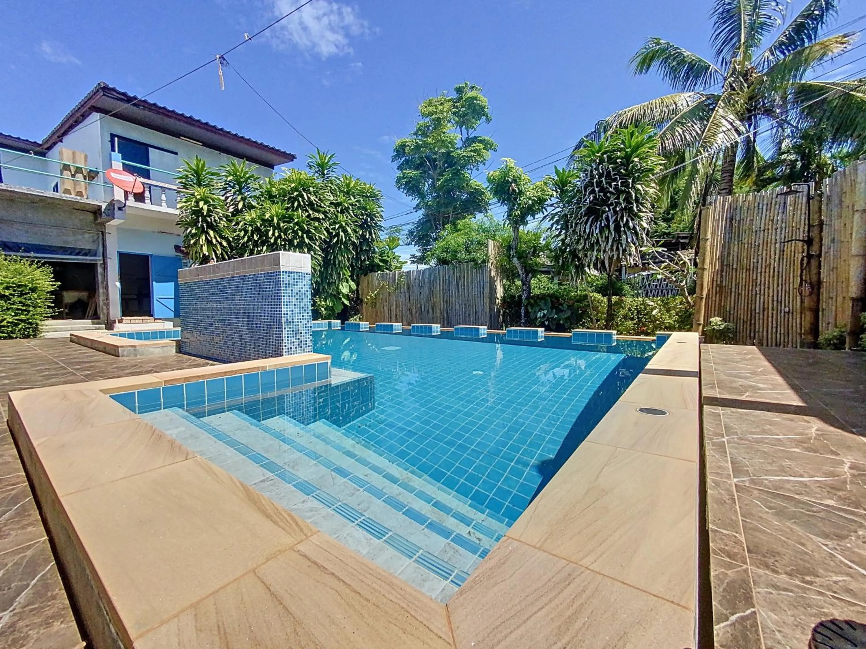 Swimming pool in Sunanta Bungalow