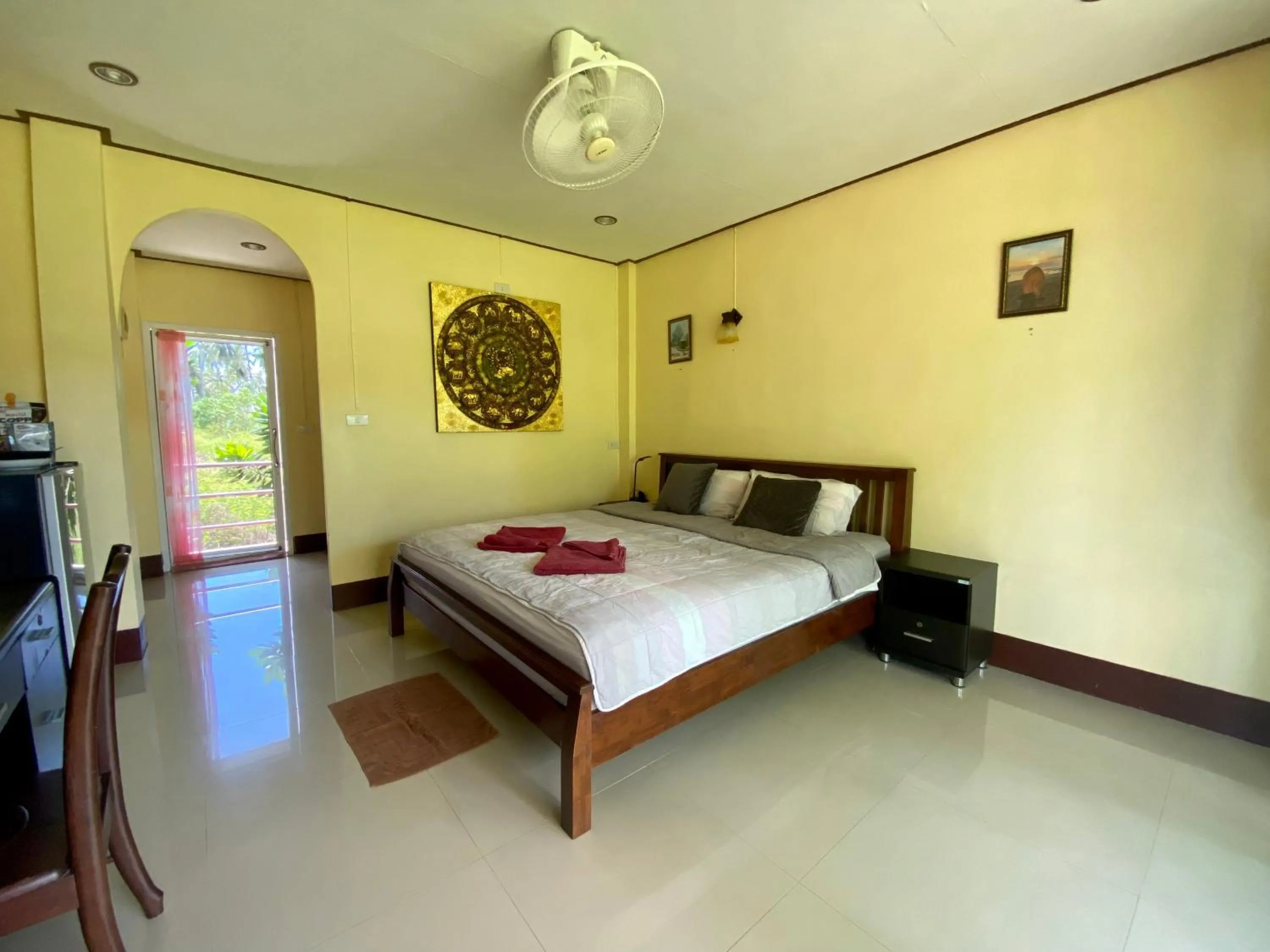 Bed in Sunanta Bungalow