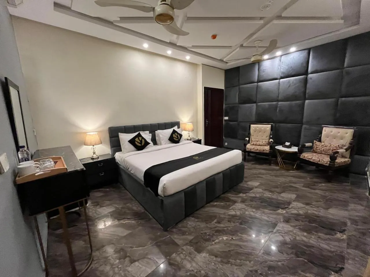 Photo of the whole room, Bed in Palm tree suites