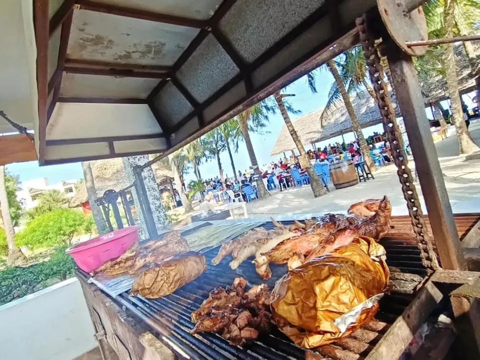 Restaurant/places to eat in The New Big Tree Beach Resort