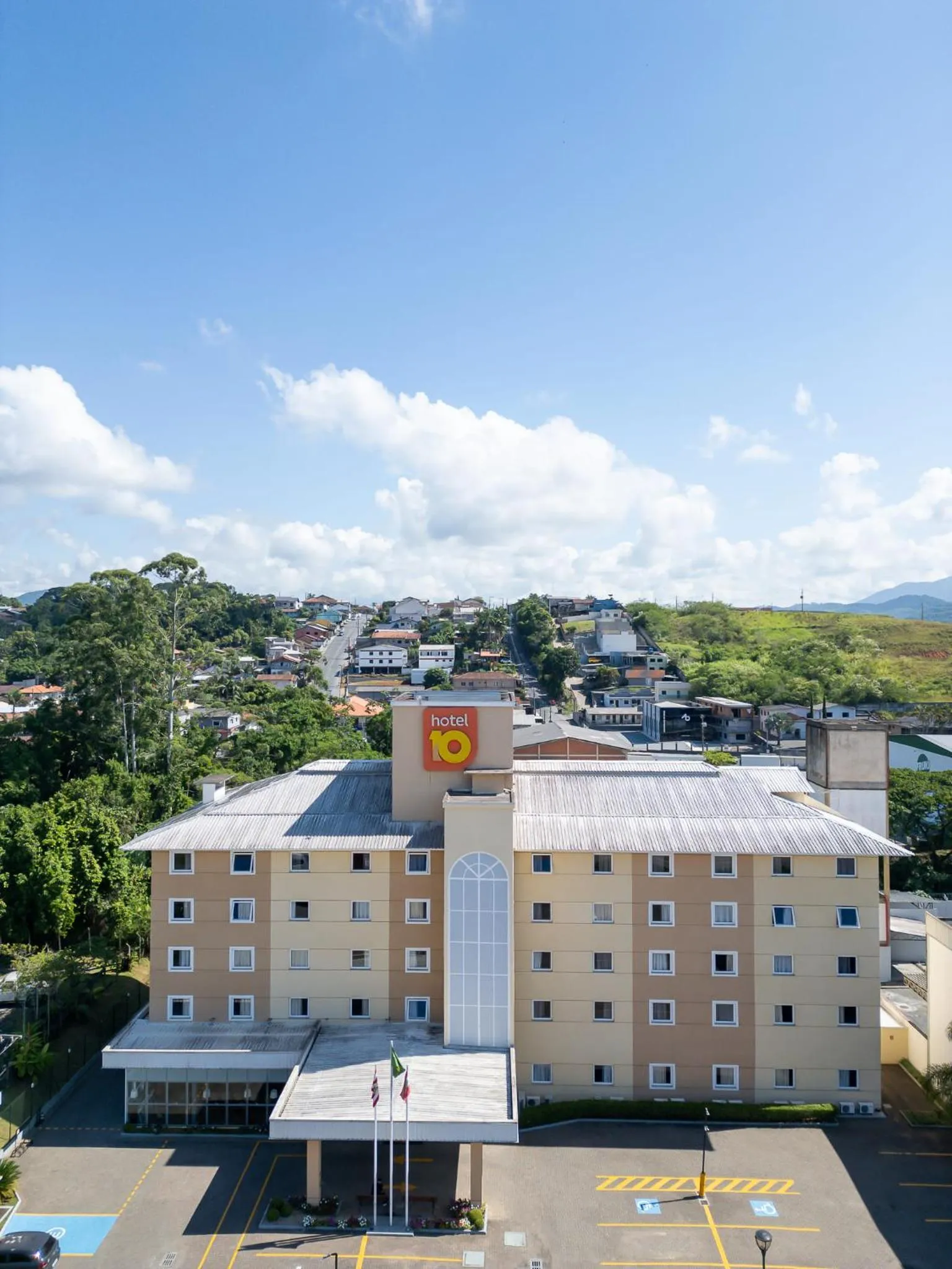 Property building in Hotel 10 Blumenau