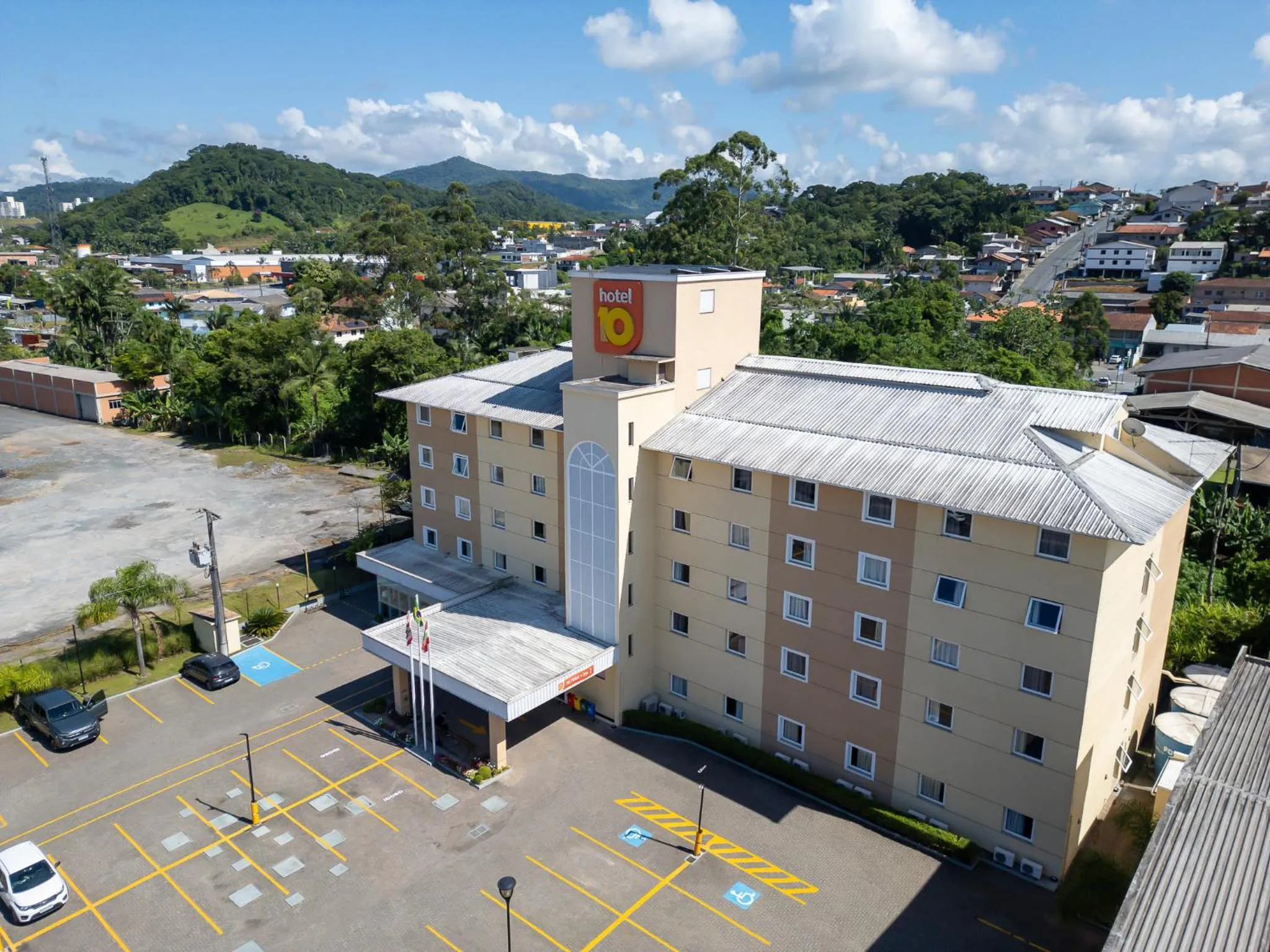 Property building in Hotel 10 Blumenau