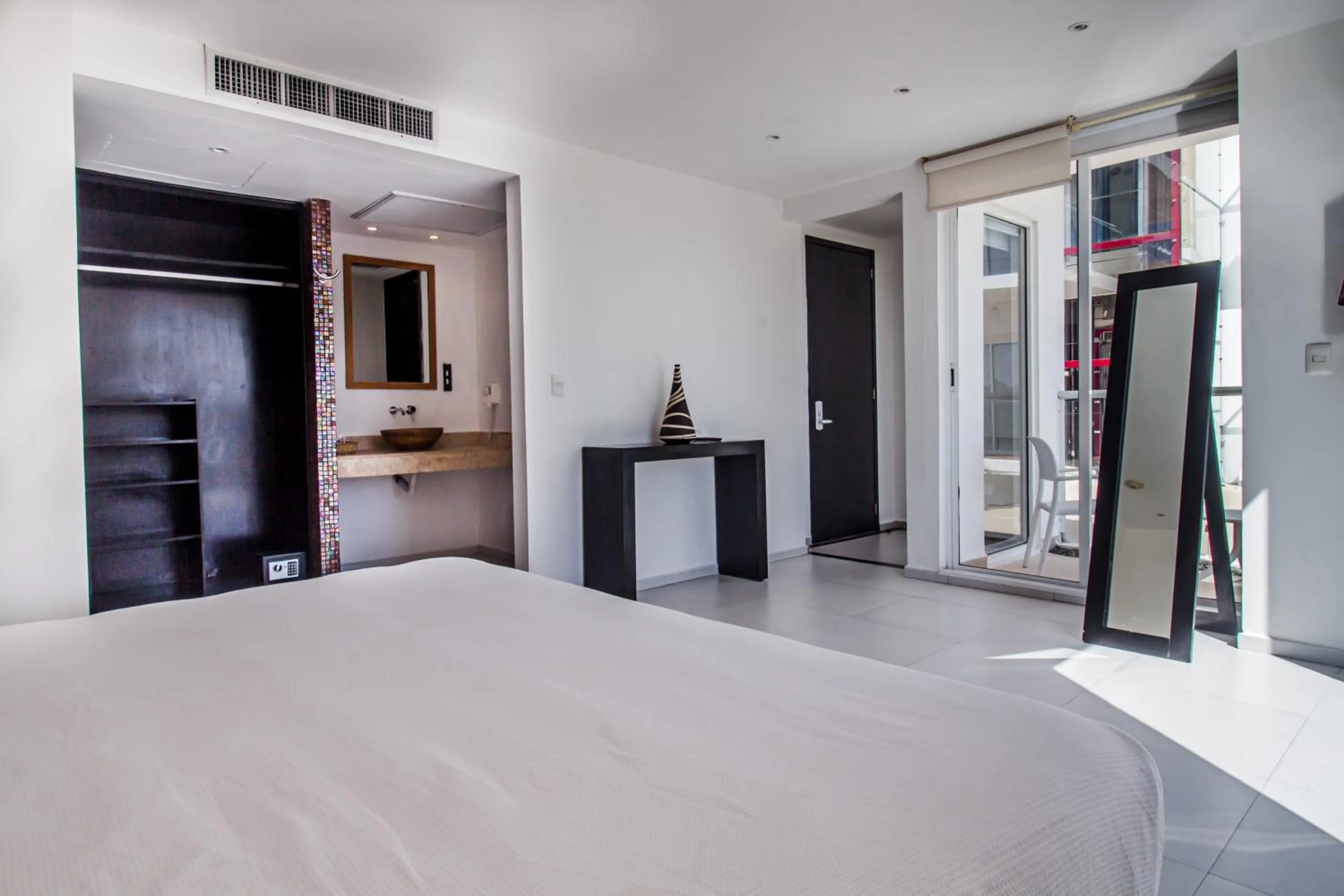 Photo of the whole room, Bed in Cache Hotel Boutique - Adults Only