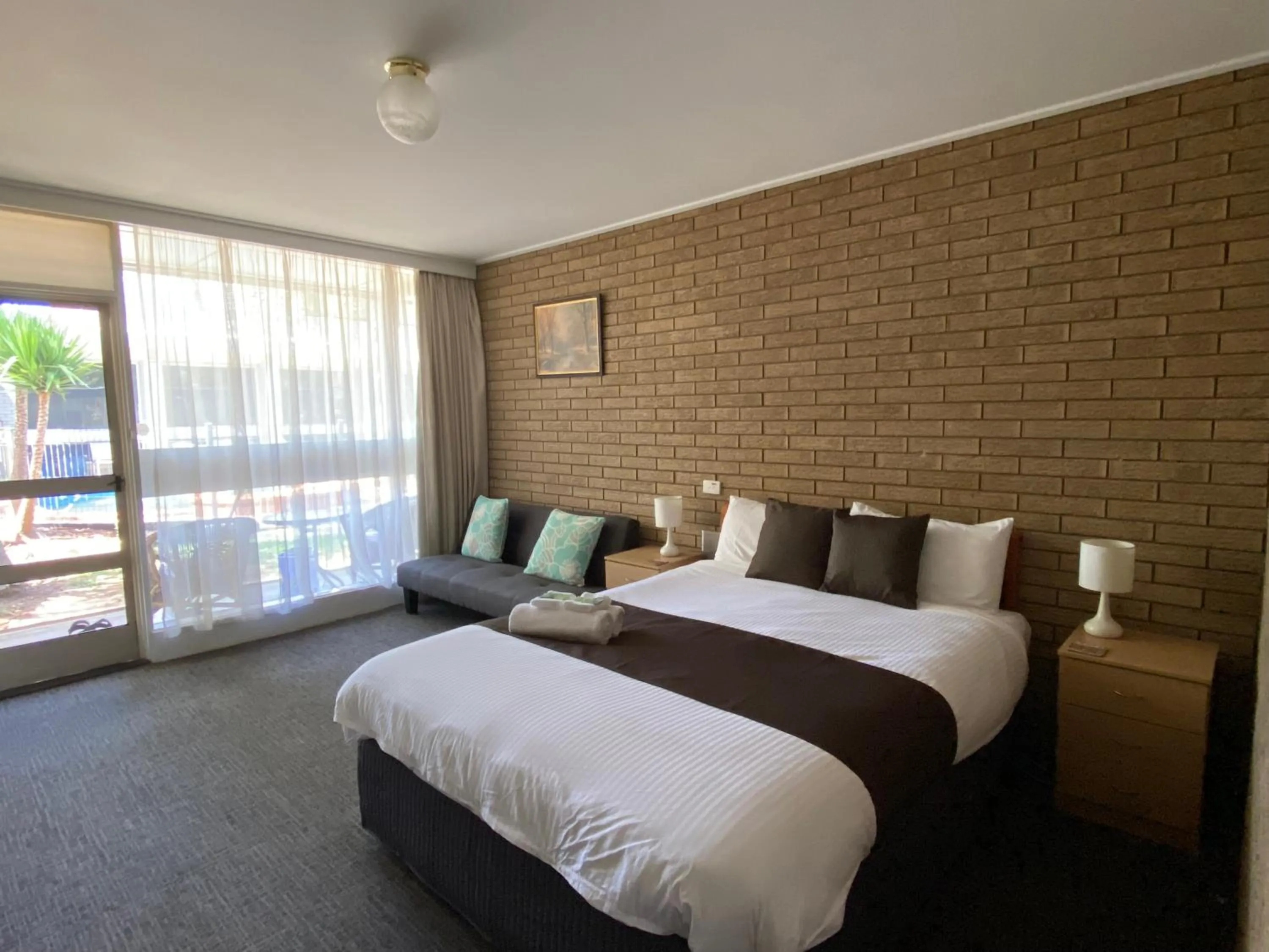 Bed in Warrina Inn Wodonga CBD