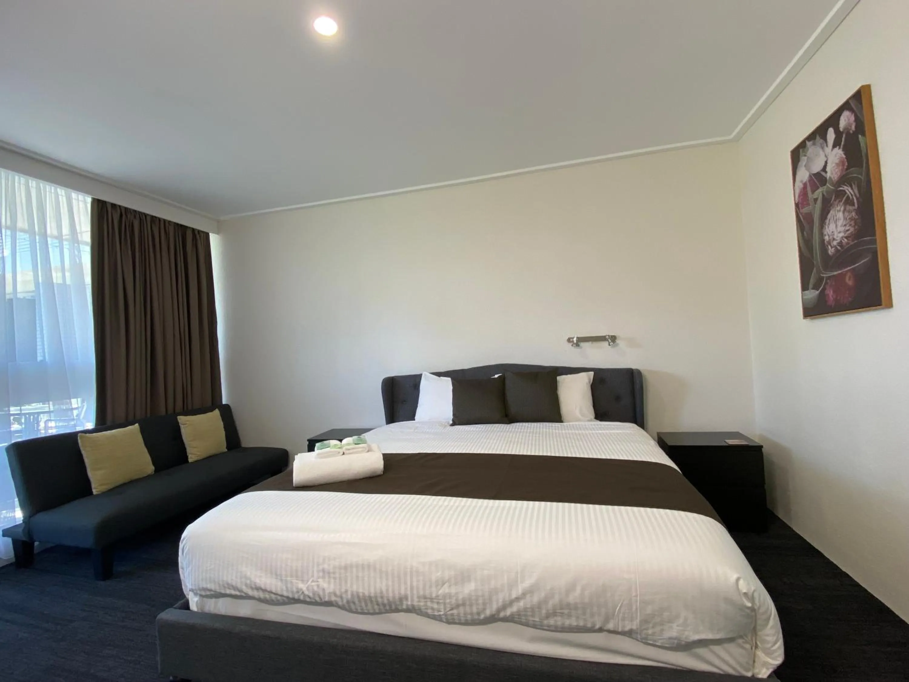 Bed in Warrina Inn Wodonga CBD