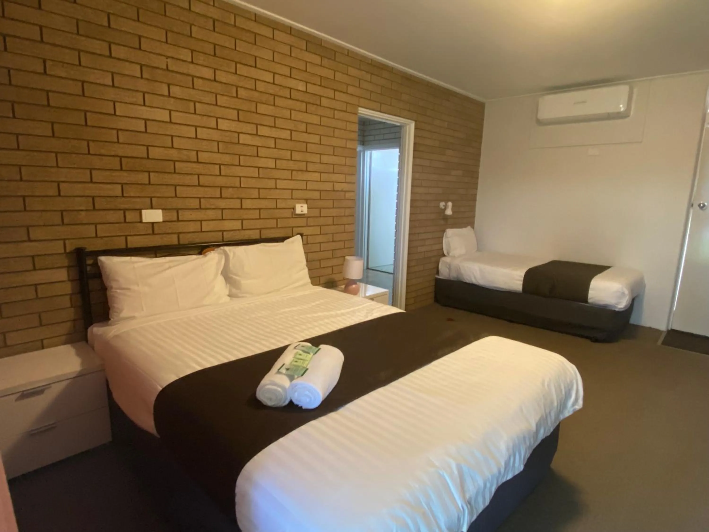 Bed in Warrina Inn Wodonga CBD