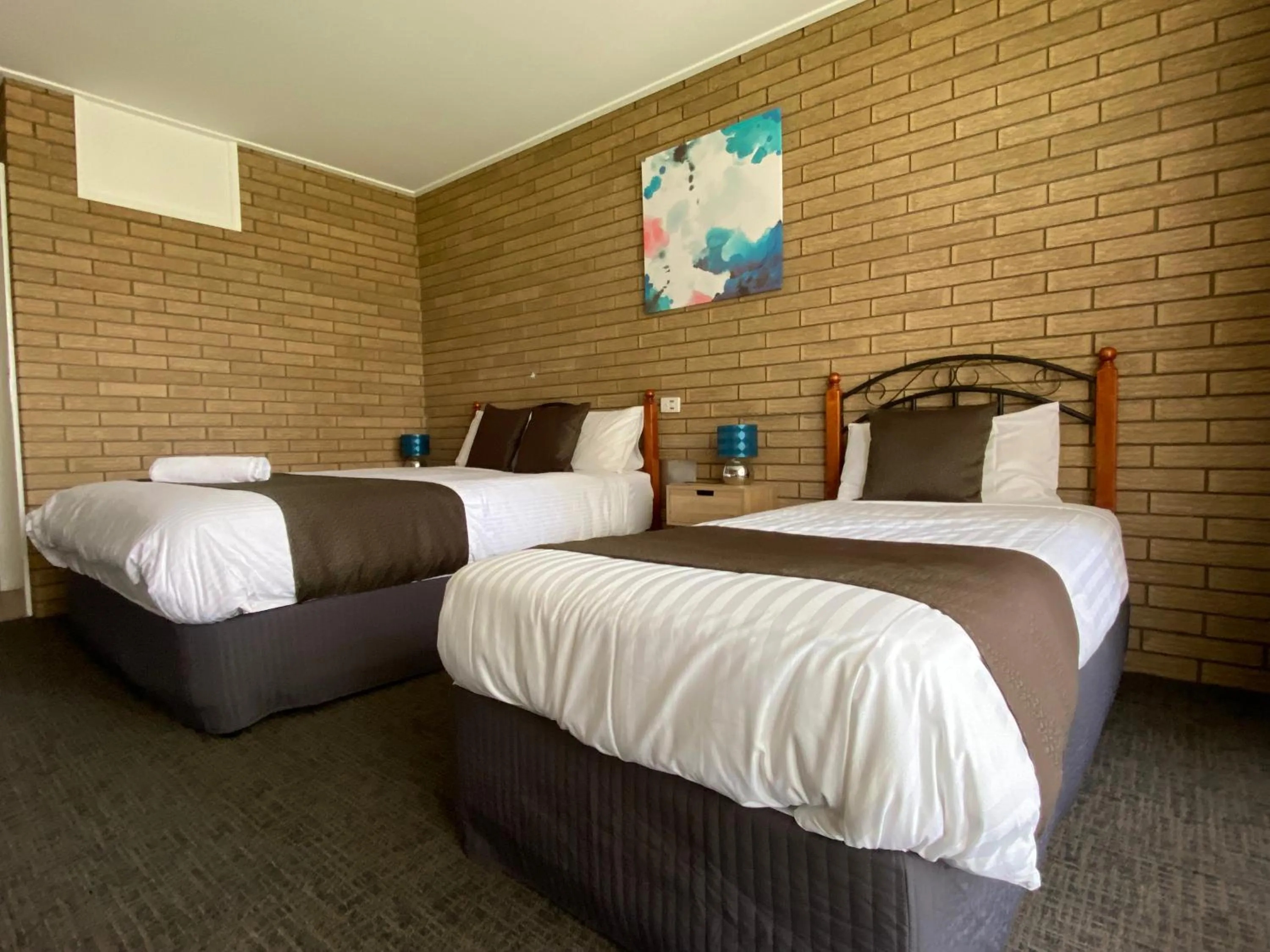 Bed in Warrina Inn Wodonga CBD